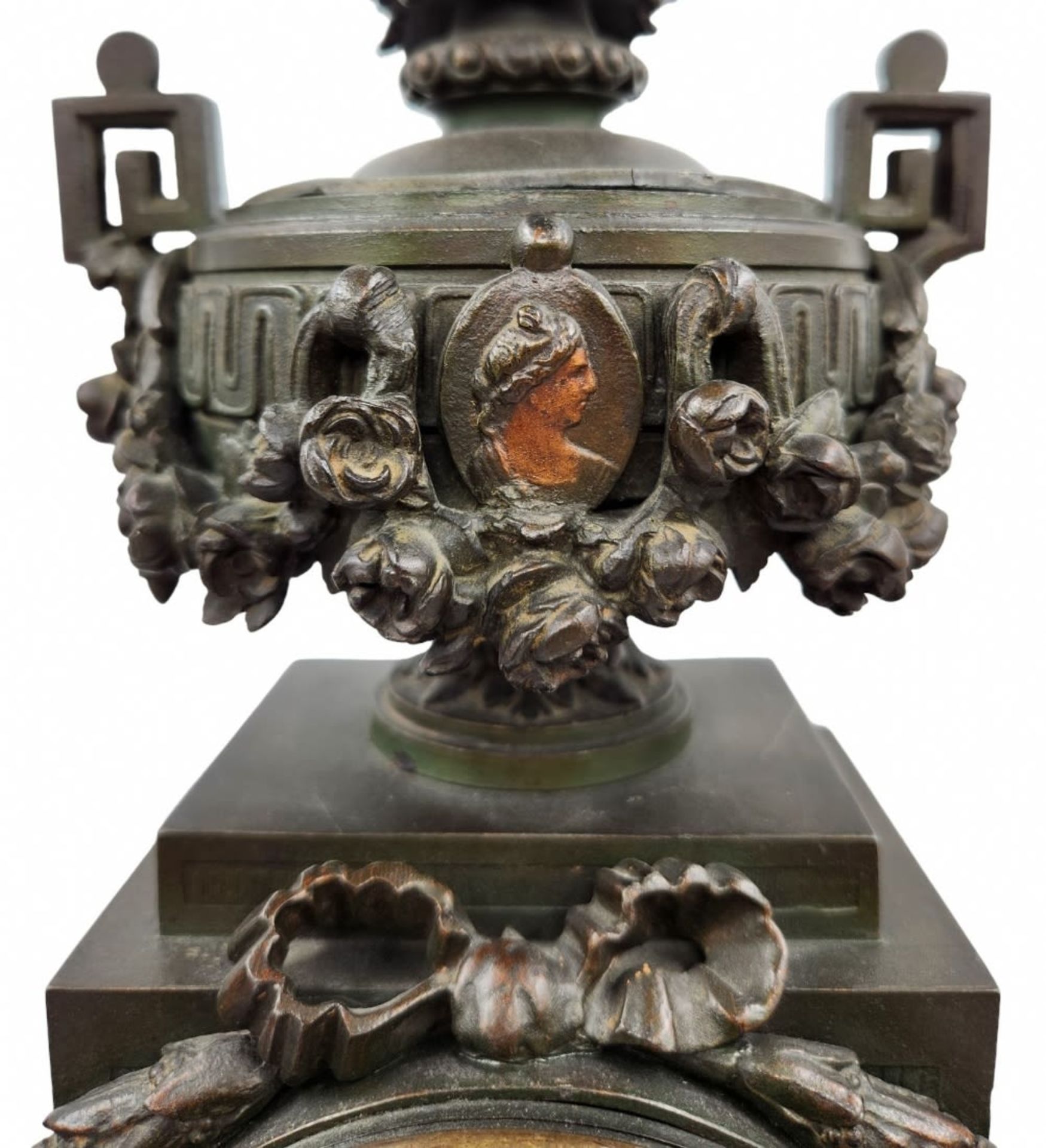 A high-quality and particularly impressive antique French mantel clock from the end of the 19th - Bild 9 aus 17