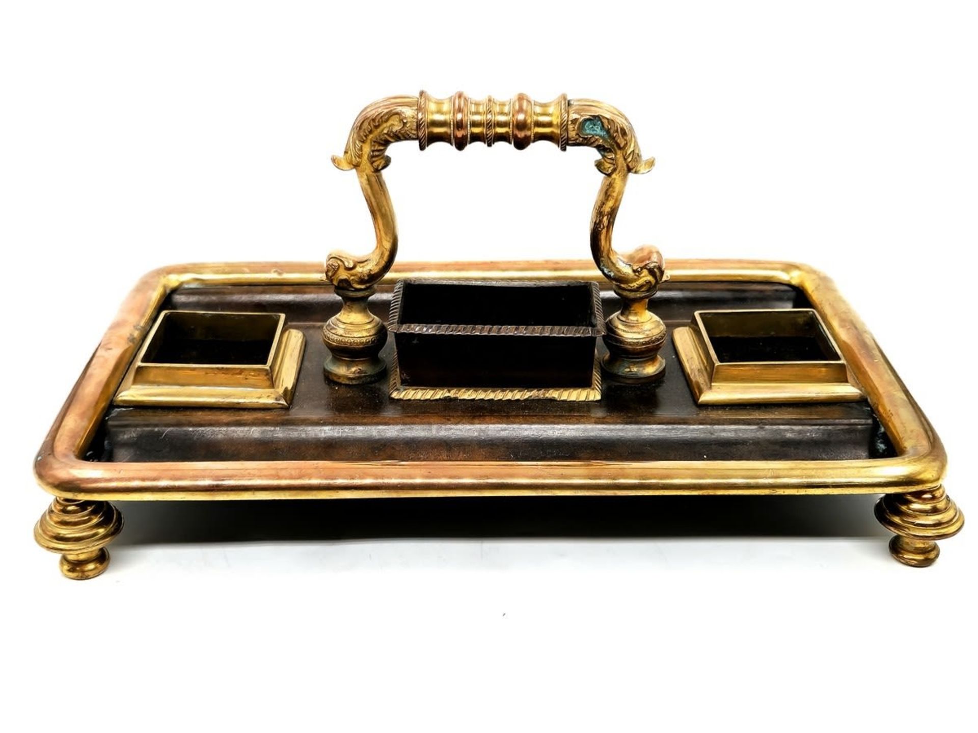 An antique double tabletop inkwell, brass and spelter, the ink wells themselves are made of glass, - Bild 3 aus 7