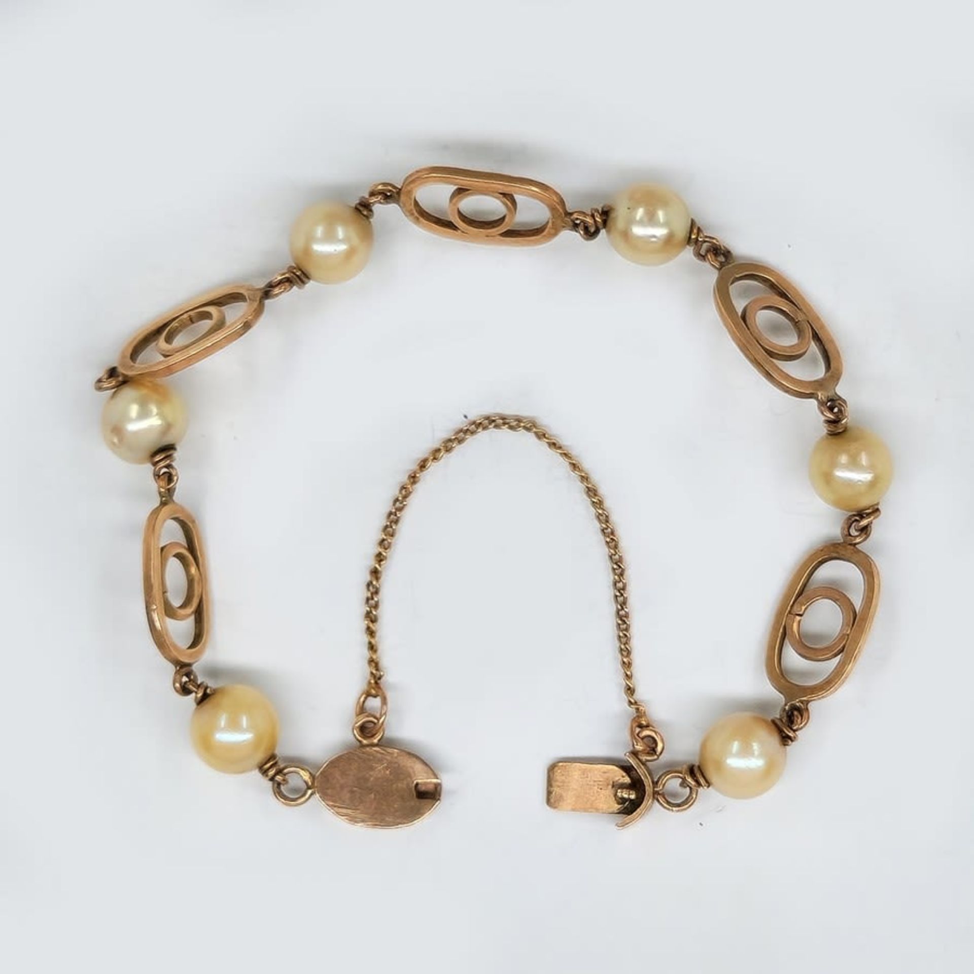 An antique bracelet of 14K yellow gold with pearls, not signed but the purity of the gold has been - Image 3 of 4