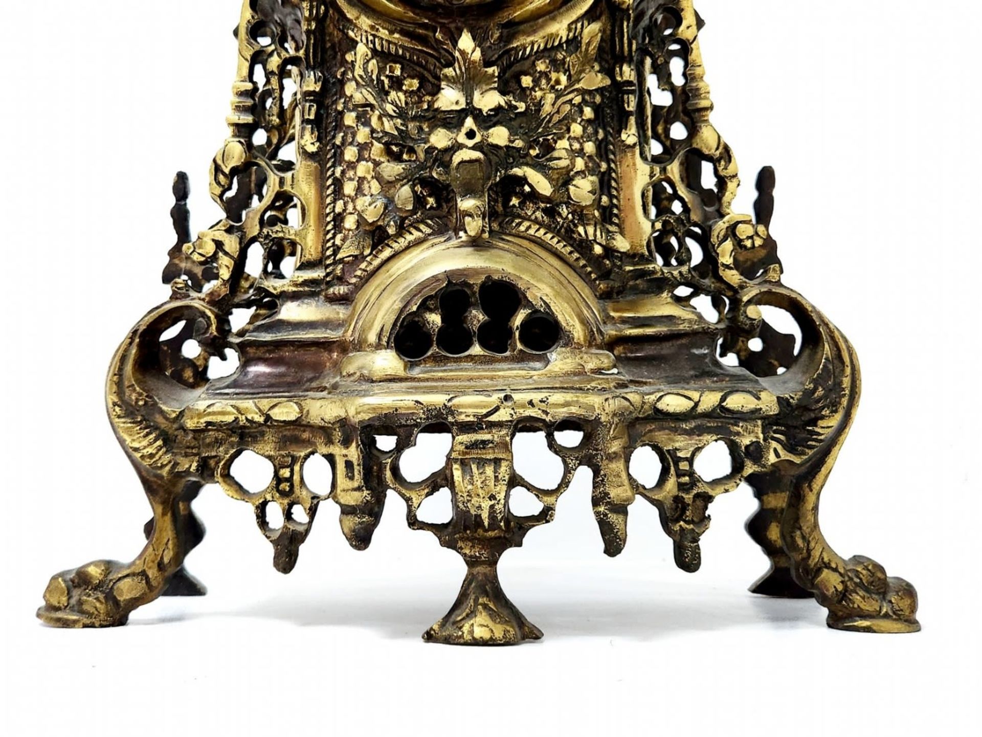 Antique Garniture, made of brass and includes a mantle clock and two candelabras, working - Bild 7 aus 13
