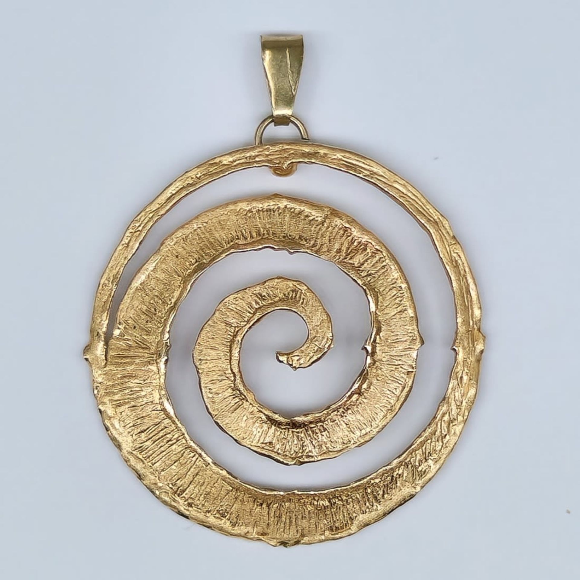 14K gold pendant of a spiral shape, signed, Weight: 5.78 grams, Diameter: 4 cm, Height including the