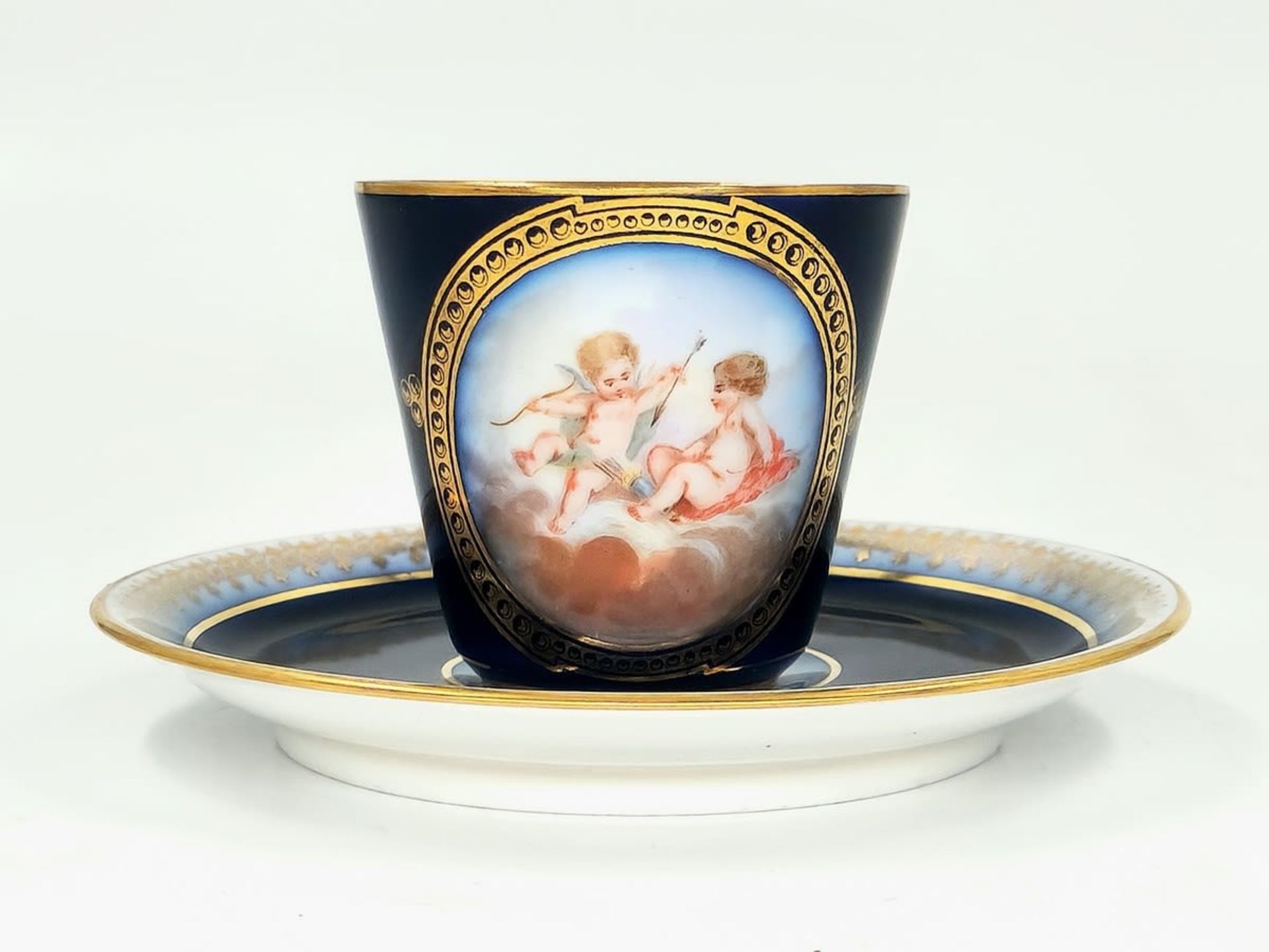 A beautiful, high-quality, antique French porcelain cup of the 'Demitasse Cup' type, from the 19th - Bild 3 aus 7
