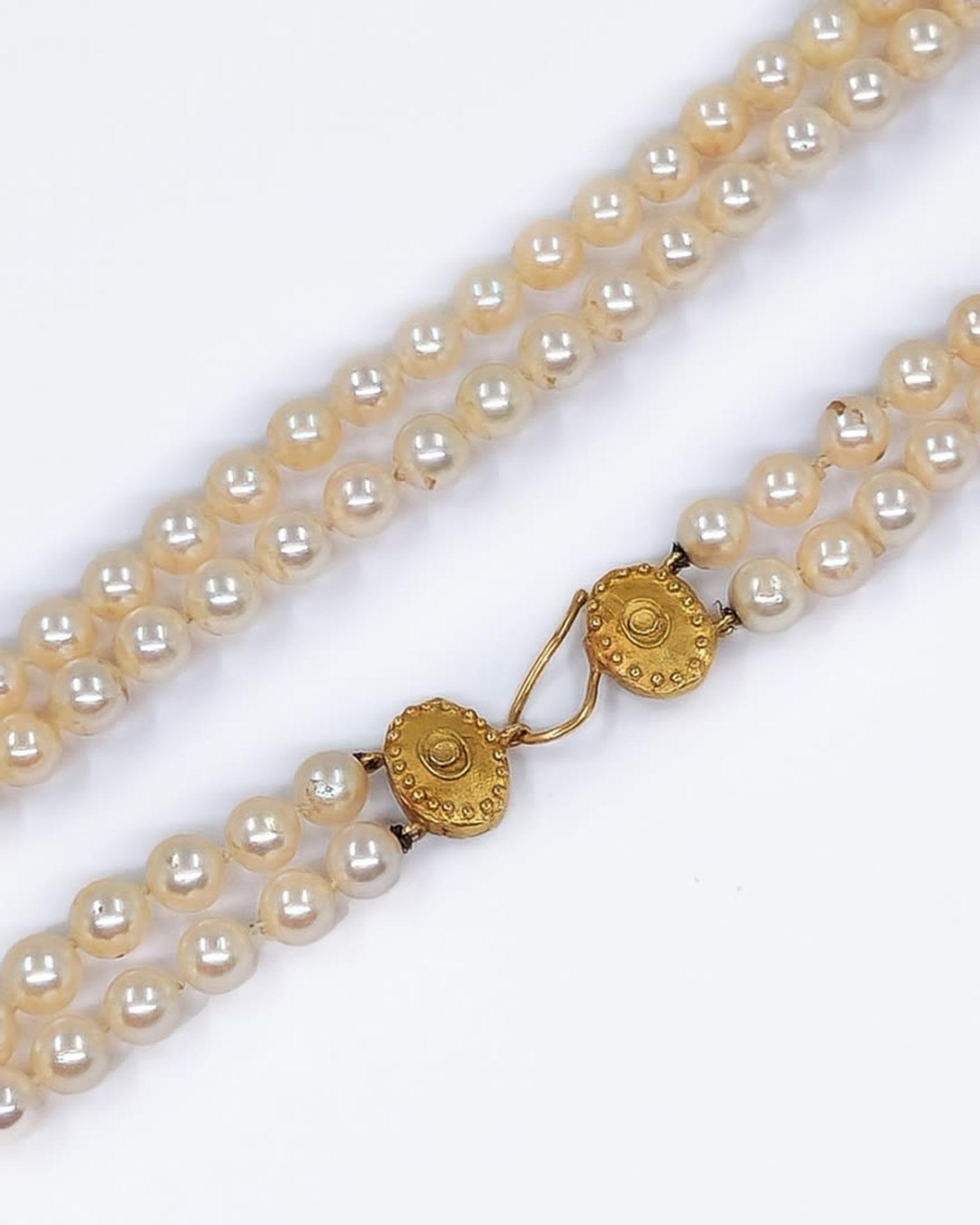 High quality Italian pearl neckless, made of two rows of sea pearls and a bracket made of 18 karat - Image 4 of 4