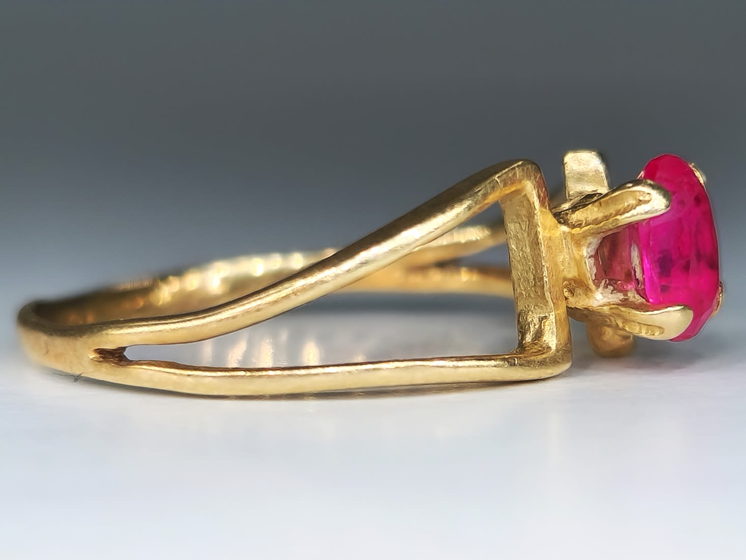 A 14K gold ring with a red 'Rubellite' stone, not signed but the purity of the gold has been tested, - Image 3 of 5