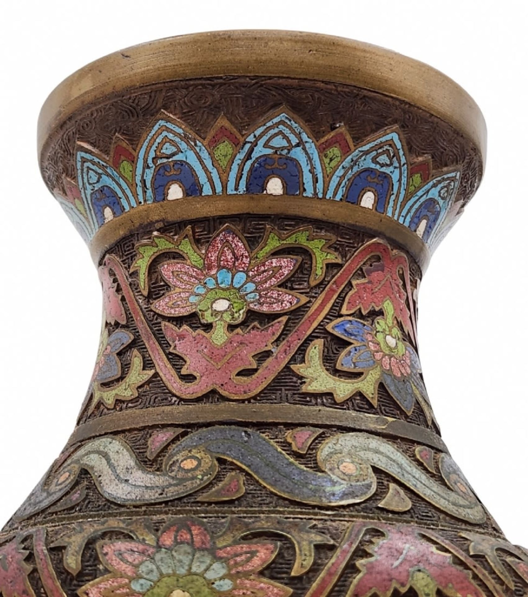 An antique Chinese urn from the 19th century, the urn is made of bronze and 'Champleve' enamel, - Bild 4 aus 7