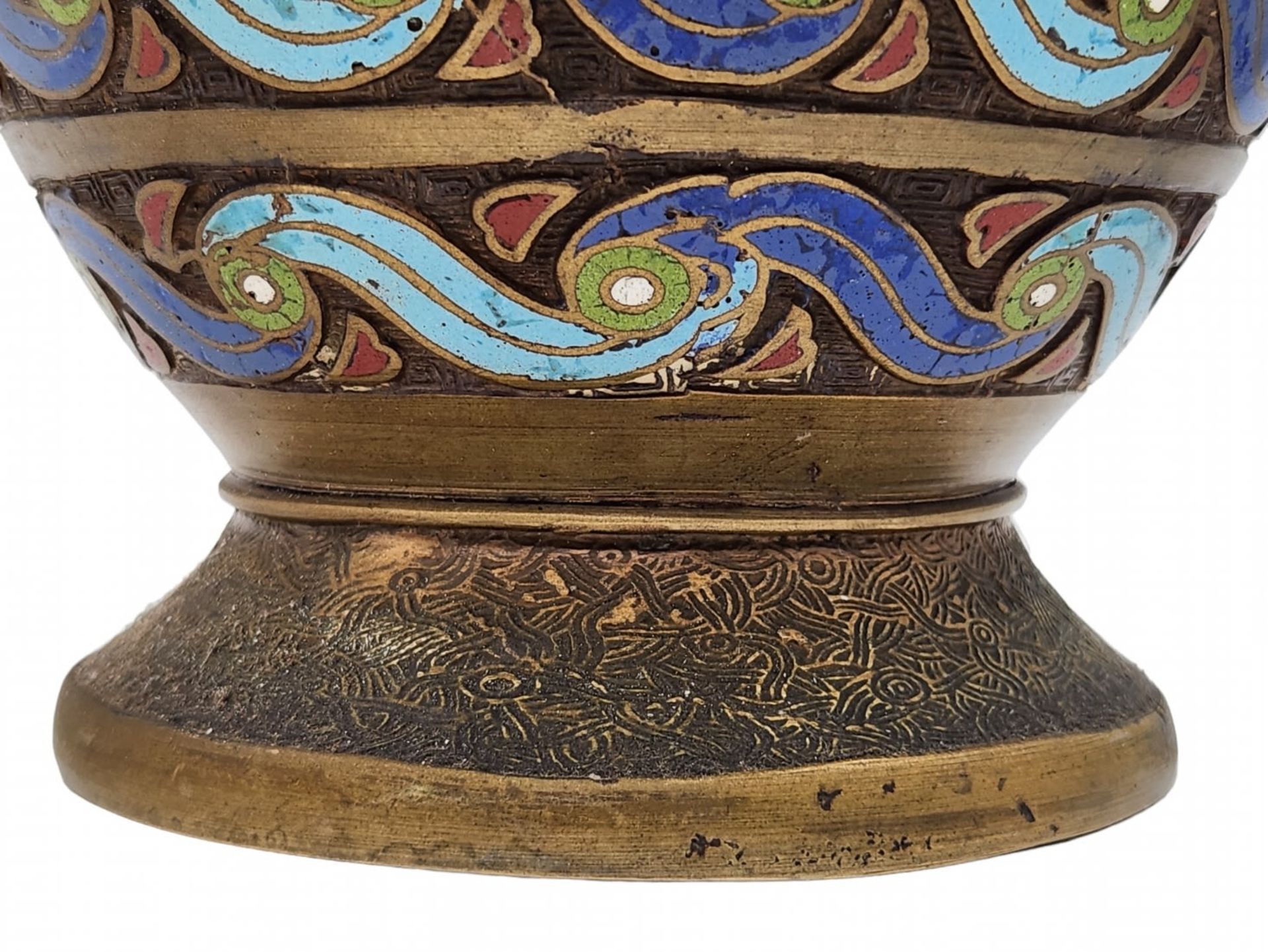 An antique Chinese urn from the 19th century, the urn is made of bronze and 'Champleve' enamel, - Bild 5 aus 7