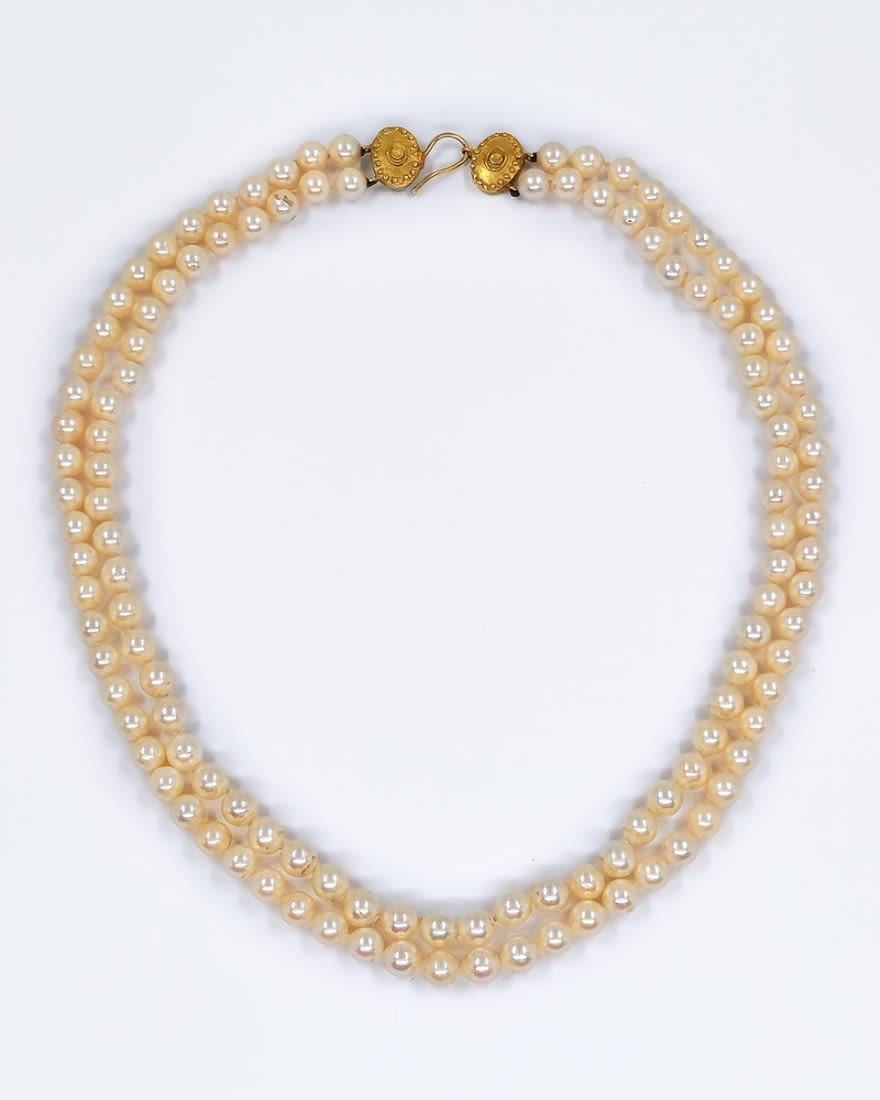 High quality Italian pearl neckless, made of two rows of sea pearls and a bracket made of 18 karat