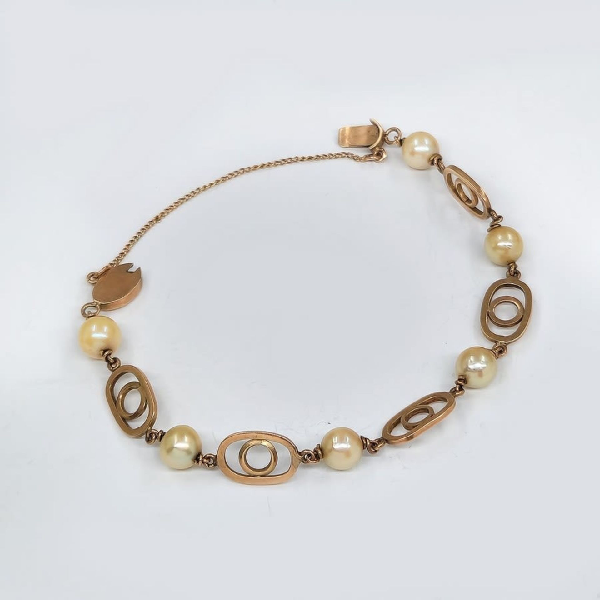 An antique bracelet of 14K yellow gold with pearls, not signed but the purity of the gold has been - Image 2 of 4