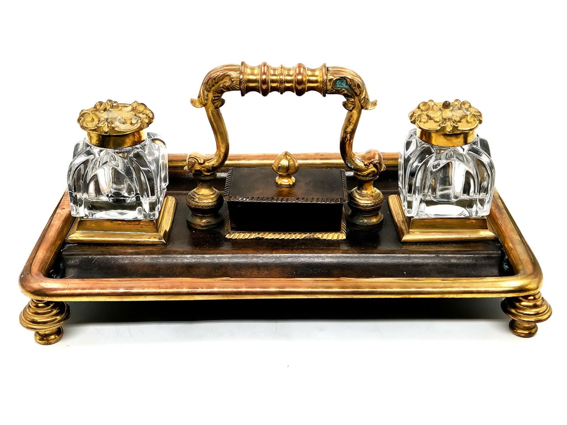 An antique double tabletop inkwell, brass and spelter, the ink wells themselves are made of glass, - Bild 4 aus 7