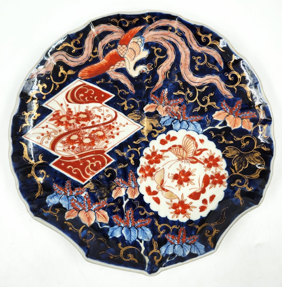 An antique Chinese plate from the 19th century, designed in the shape of a seashell and decorated