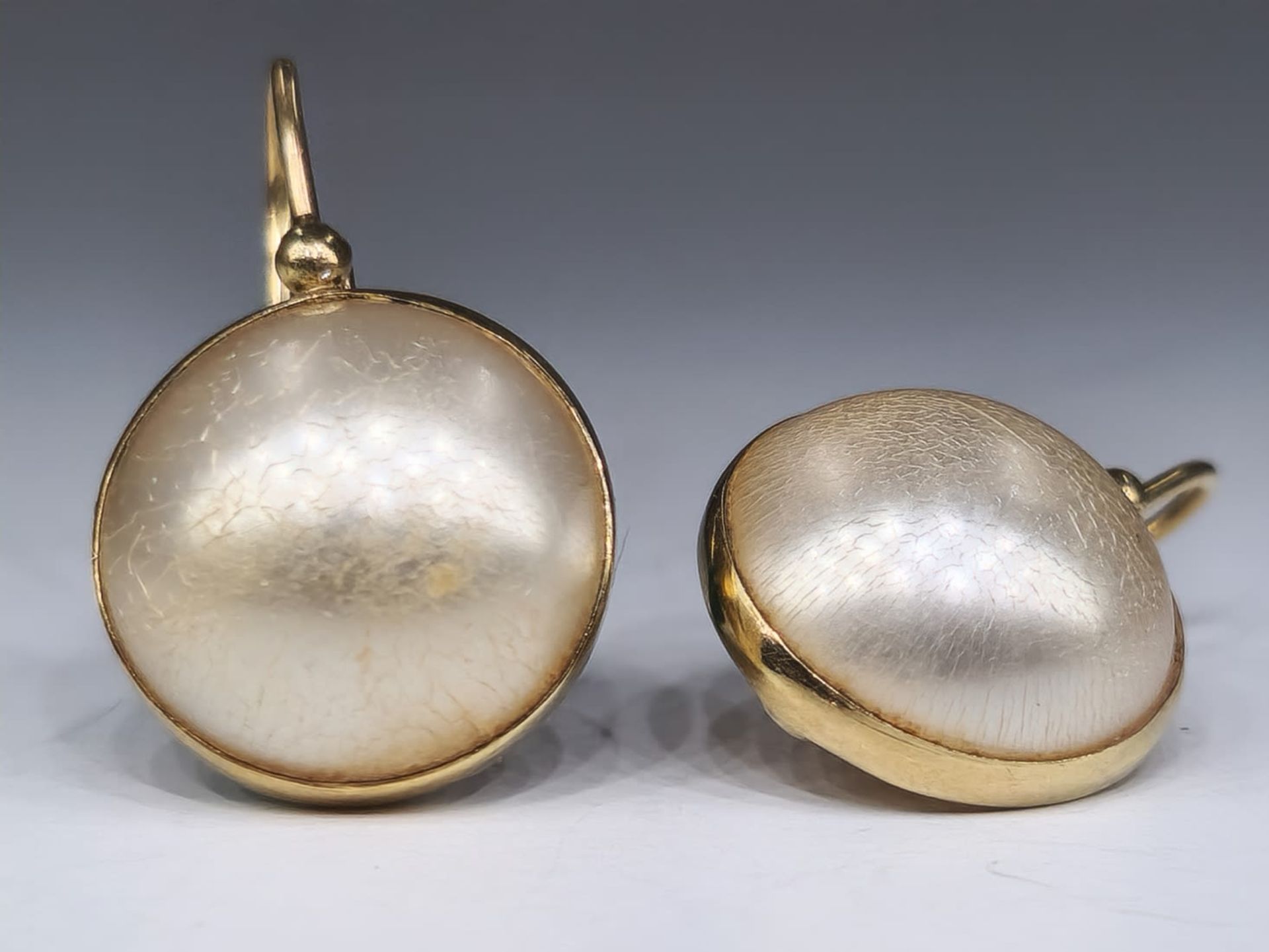 A pair of 14K gold earrings with blood pearls, unsigned but the purity of the gold is tested, - Image 2 of 2