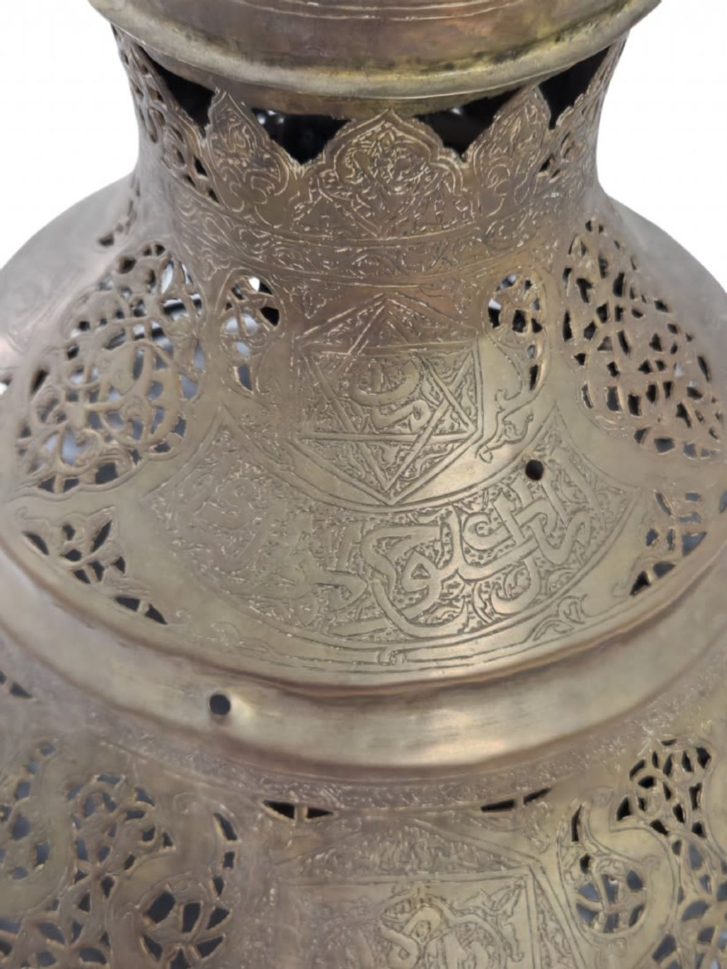 A Syrian ceiling lamp from the 19th century, made of brass, sawn by hand and hammered, Damascus 19th - Bild 4 aus 7
