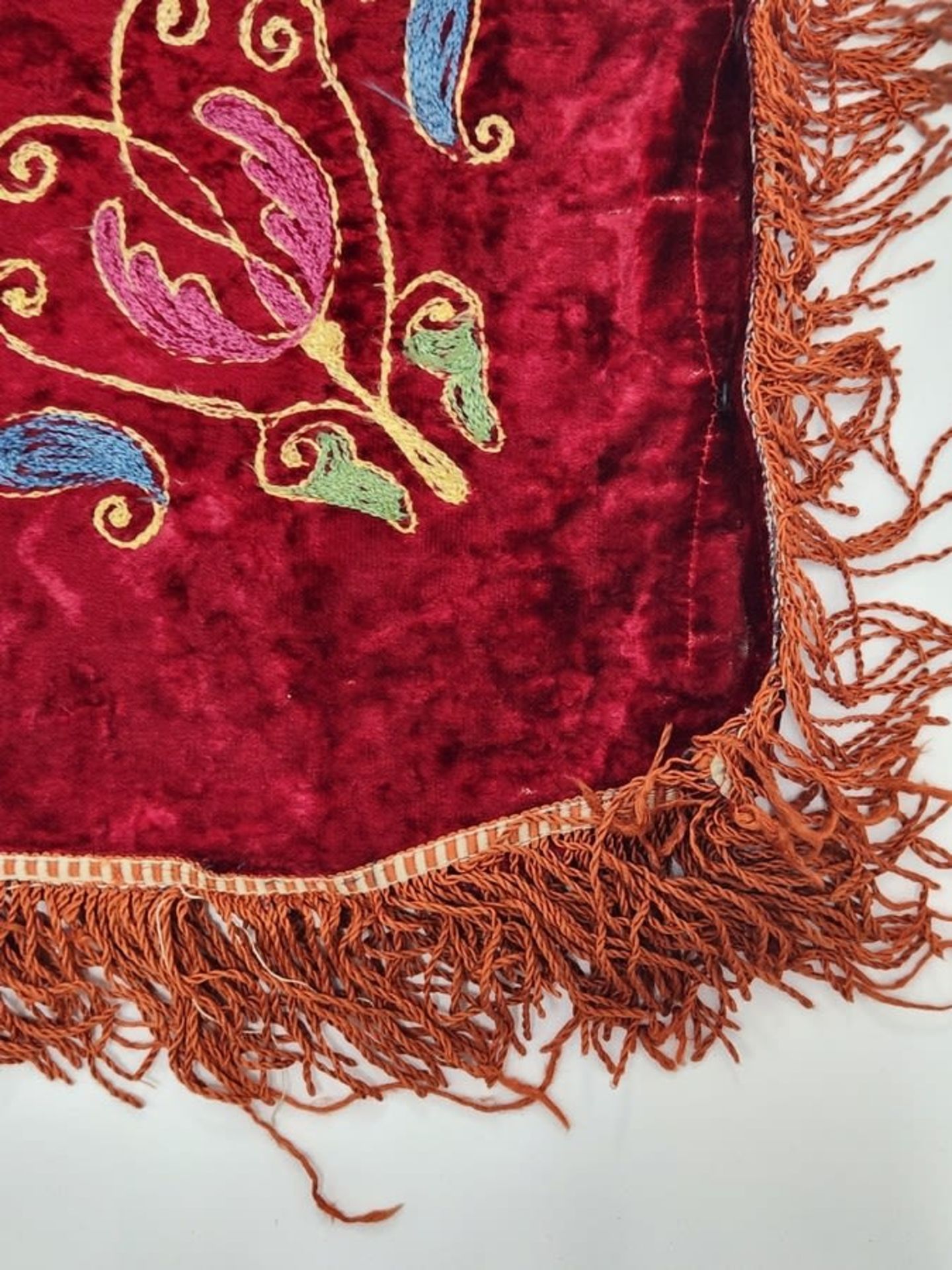 A Torah scroll coat, decorated with cotton thread weaving on red velvet and red fabric strands, - Image 3 of 7