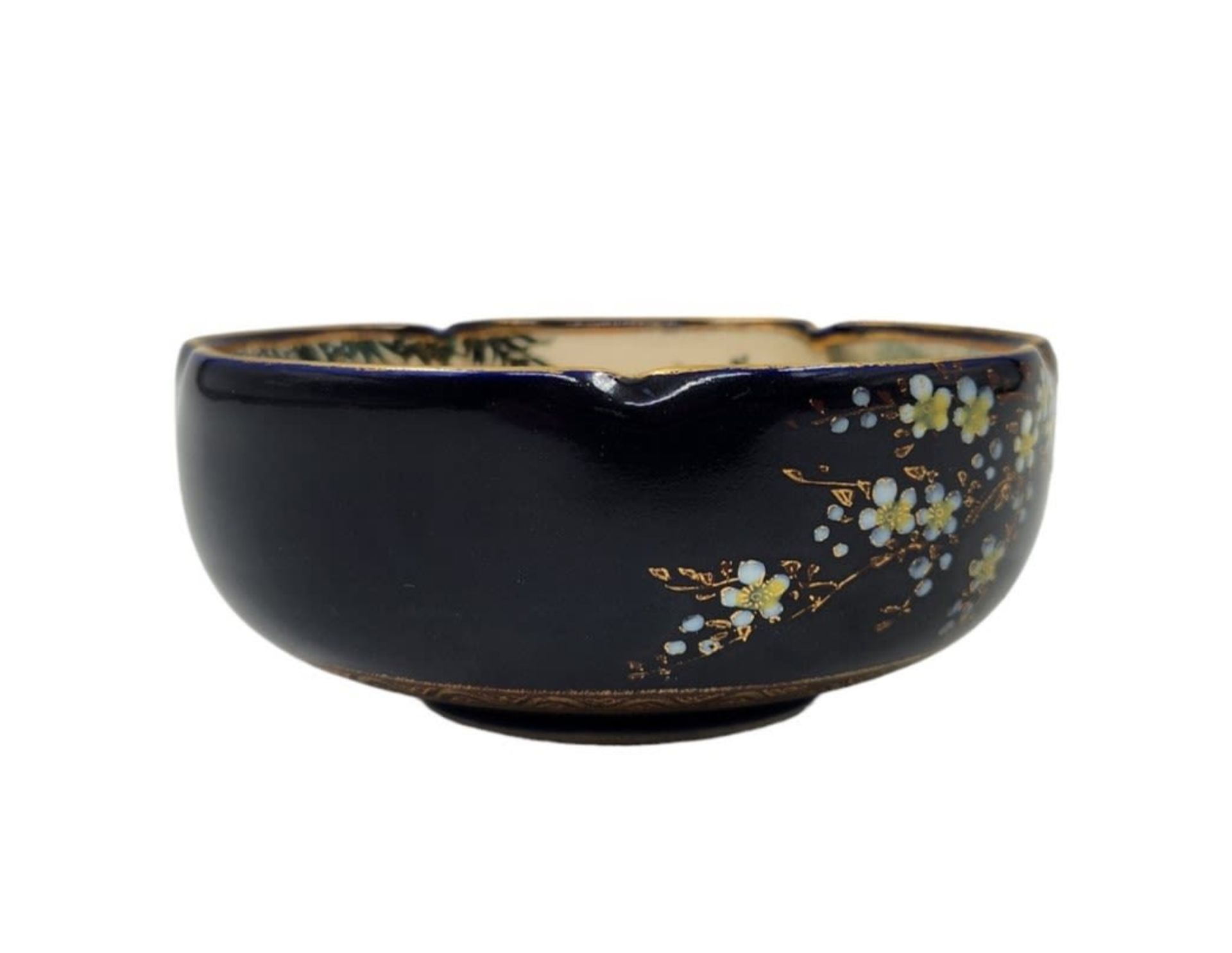 An antique and very high quality Japanese ceramic bowl made by 'Koshida', decorated with hand - Bild 4 aus 6