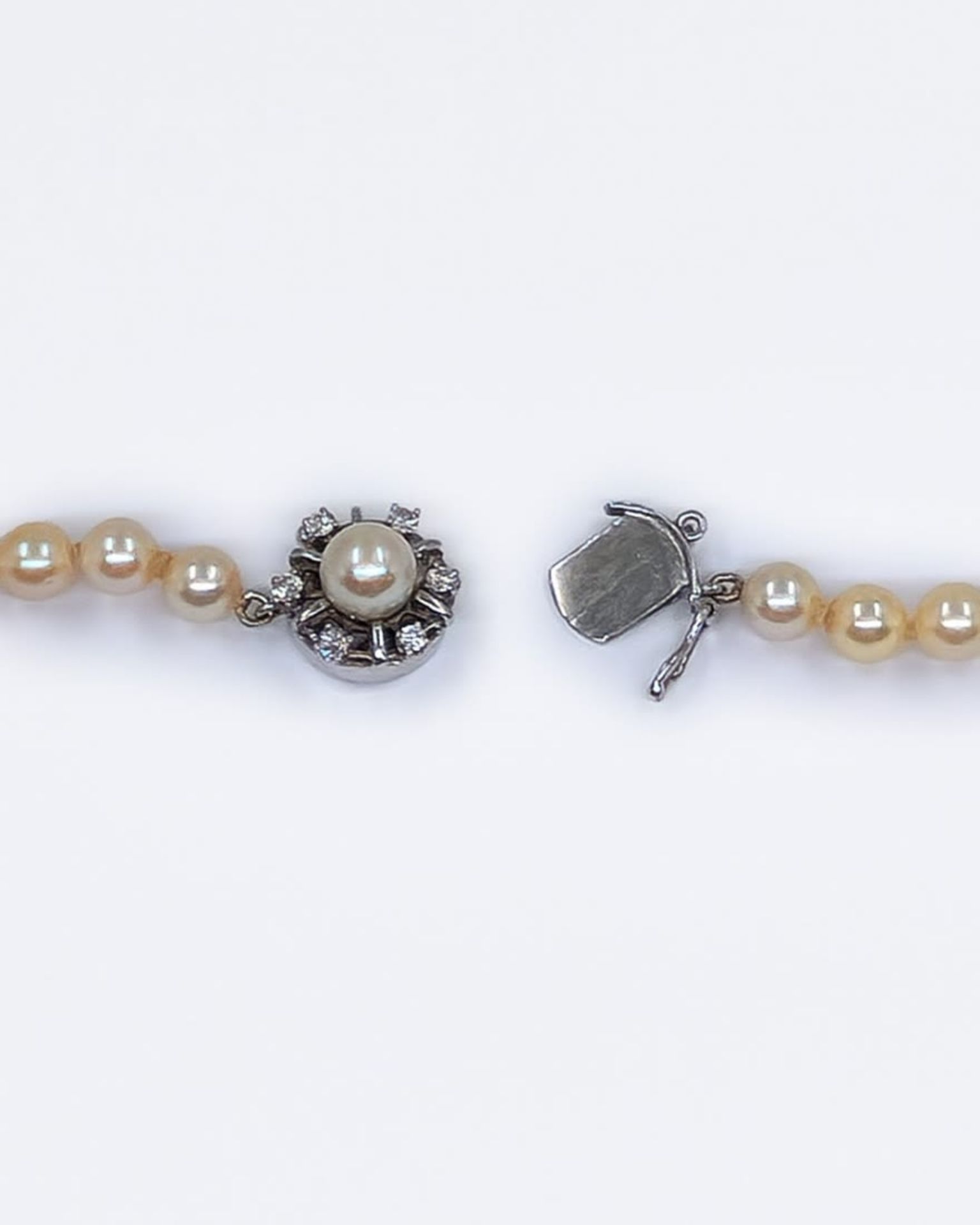 An antique pearl necklace from the 1920s, interwoven with sea pearls of different sizes, a bracket - Bild 6 aus 6