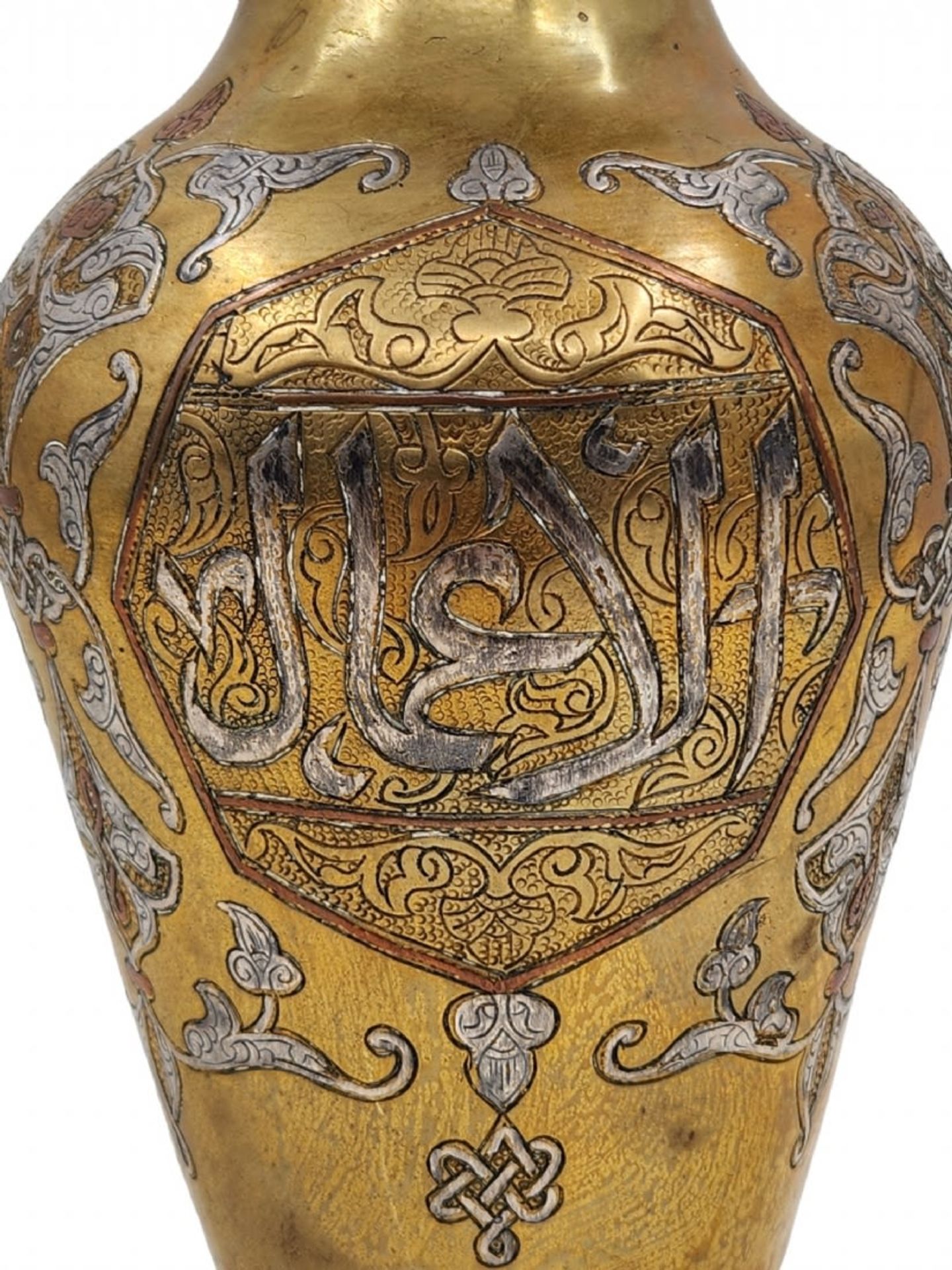 An antique Islamic vase, approximately hundred years old, made of Damascus work (copper and silver - Bild 5 aus 7