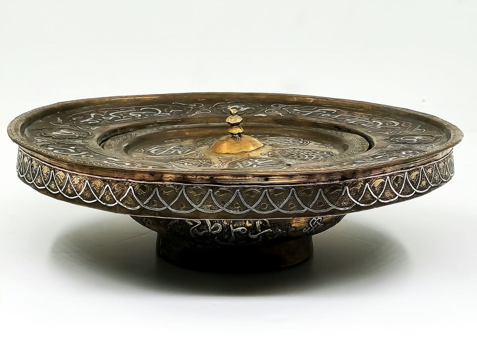 Islamic Aftaba with matching basin and strainer, decorated with Damascus work (inlay of copper and - Image 4 of 11