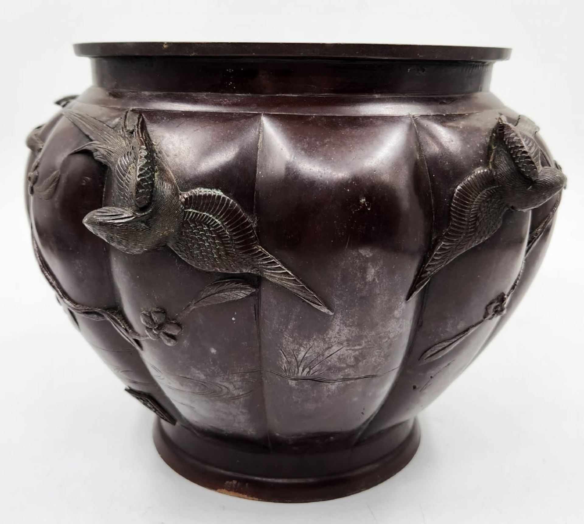 An antique Japanese bronze pot from the 'Meiji Period', decorated with a pattern of birds on - Bild 5 aus 13