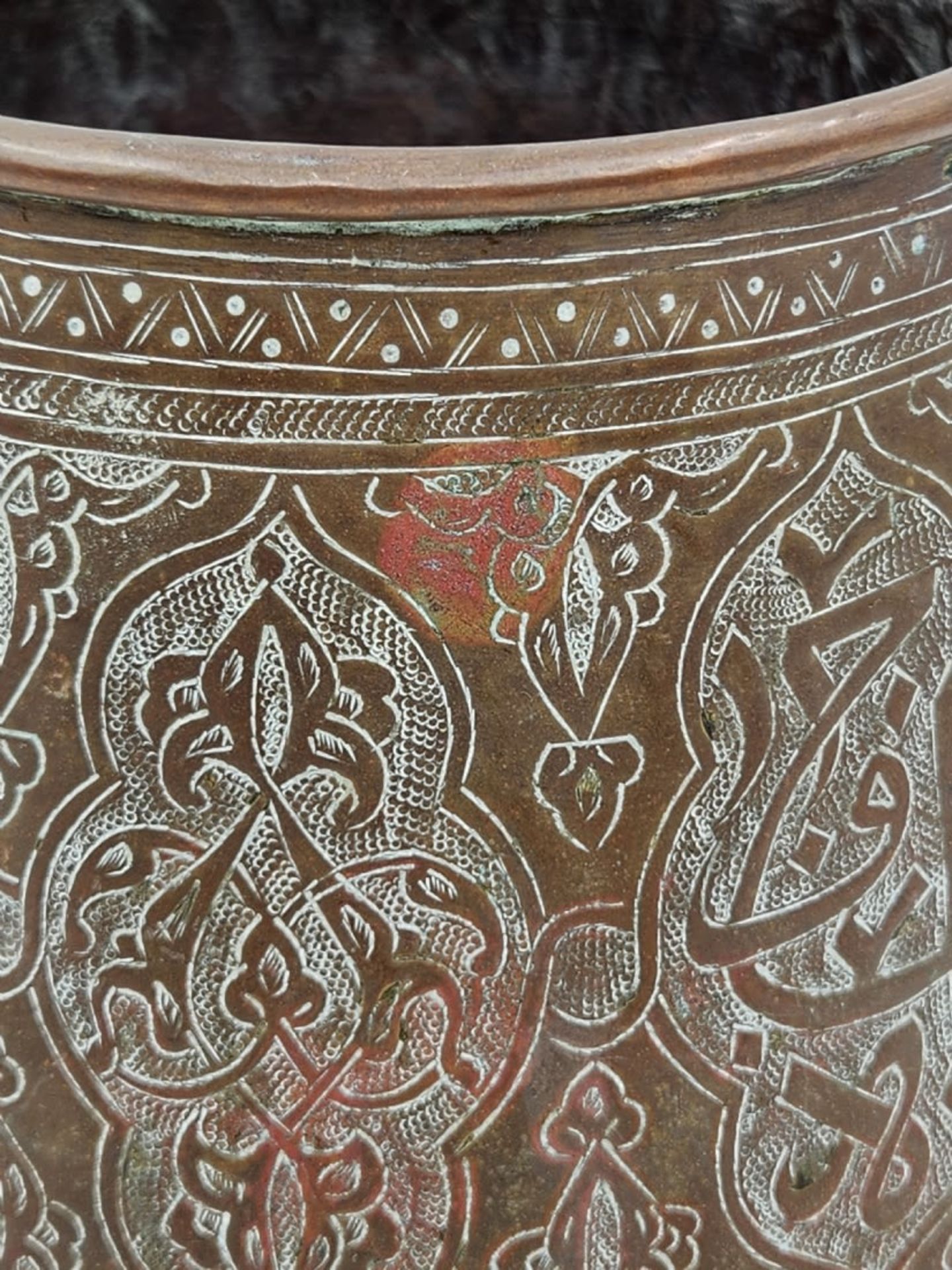 An antique Islamic vessel from the 19th century, made of brass, decorated with an artist's hand - Bild 4 aus 7