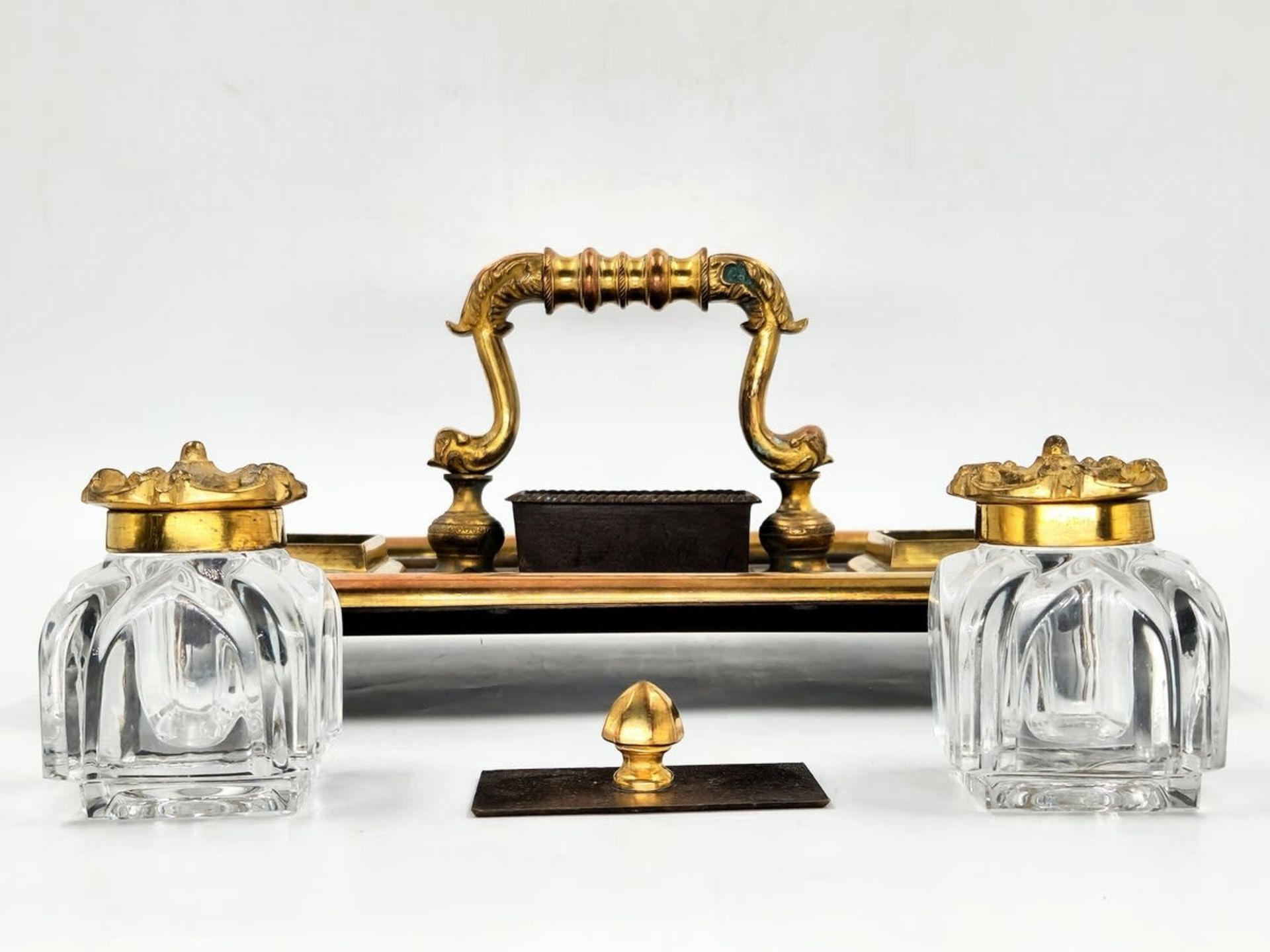 An antique double tabletop inkwell, brass and spelter, the ink wells themselves are made of glass, - Bild 2 aus 7