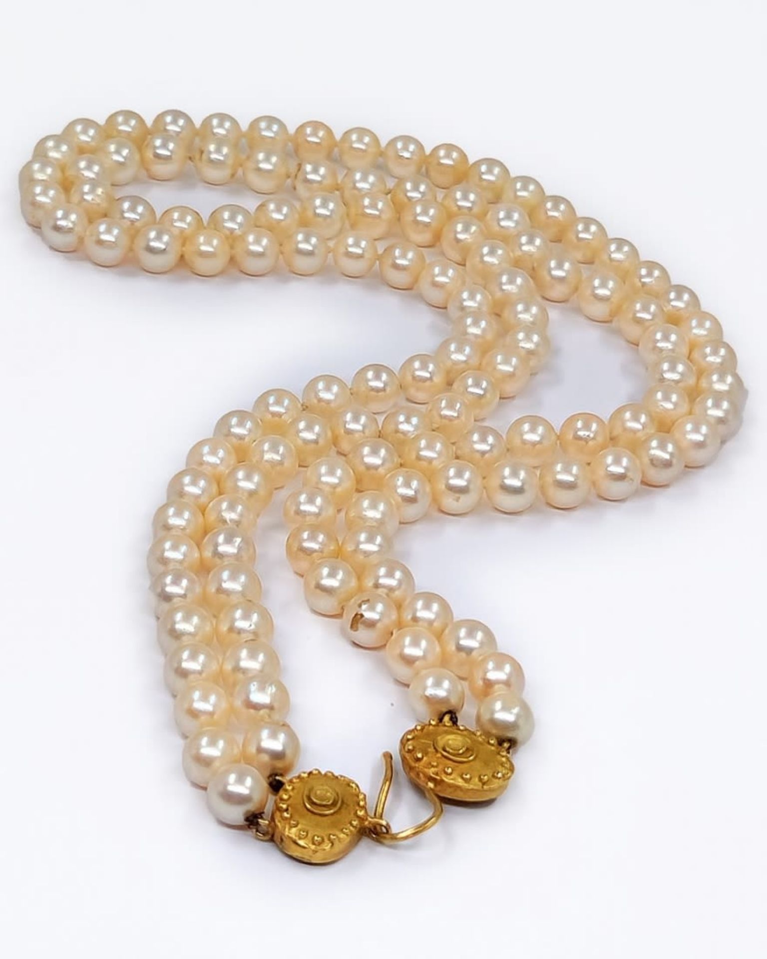 High quality Italian pearl neckless, made of two rows of sea pearls and a bracket made of 18 karat - Image 3 of 4