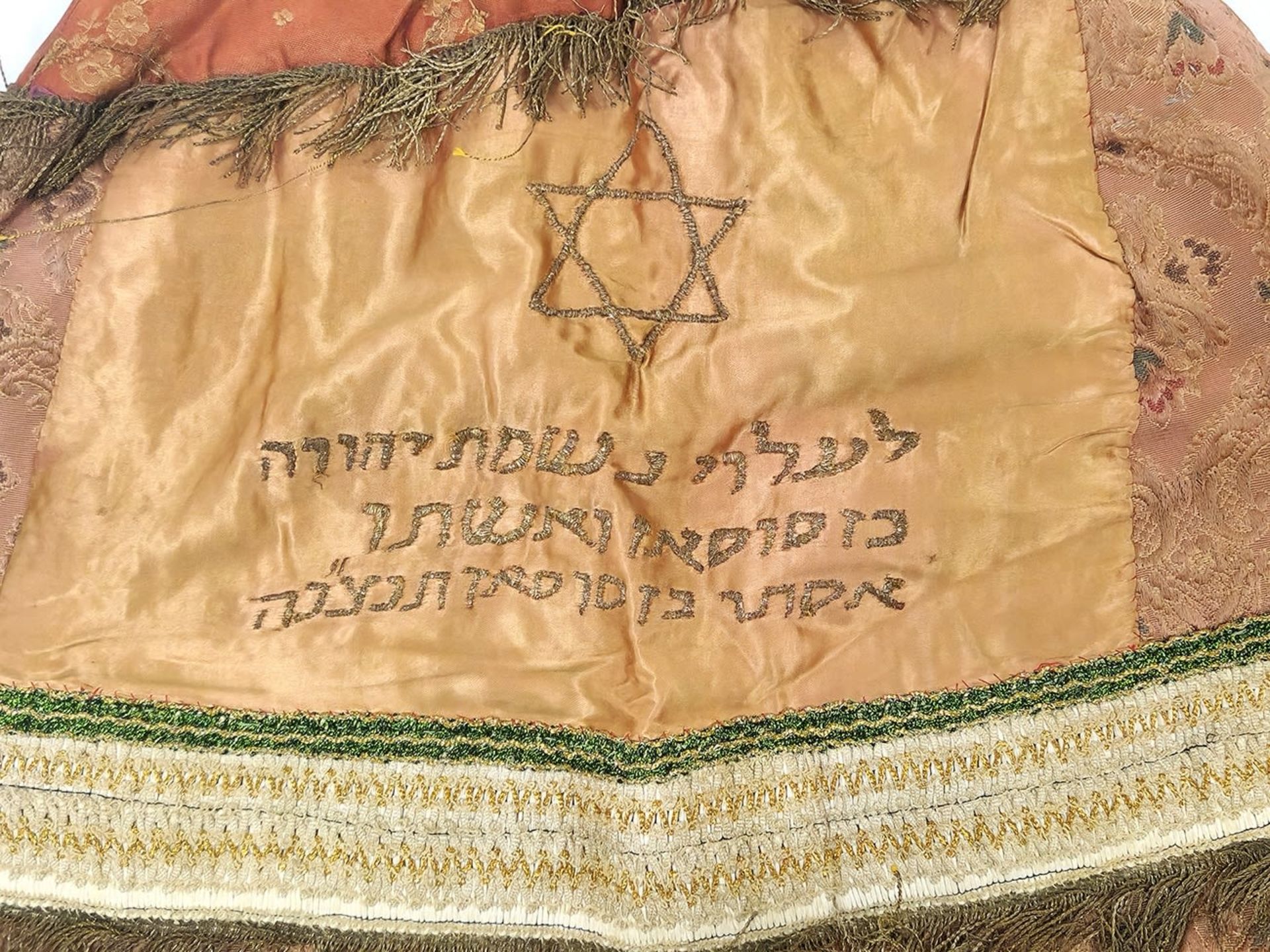 A coat for a Torah scroll, embroidered with gold and cotton threads, on cloth and pink satin, has - Image 4 of 7