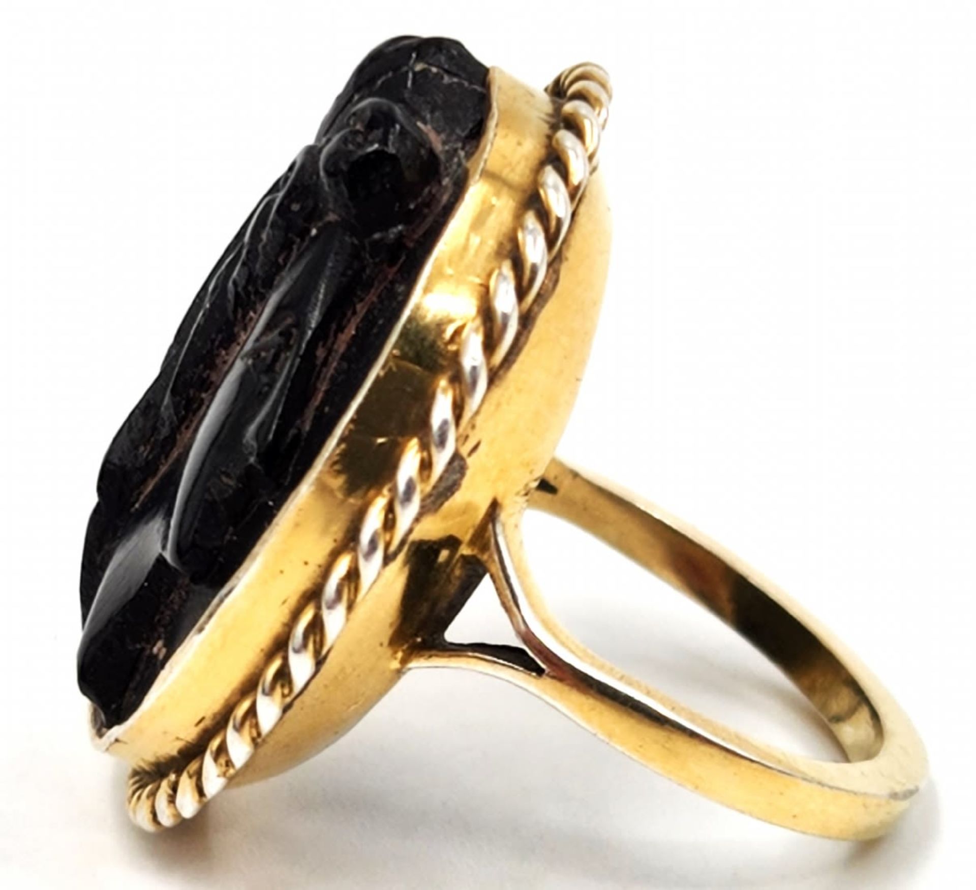 Antique 19th century English cameo 9K gold ring inlaid with a Whitby Jet plate, unsigned, the purity - Bild 2 aus 4