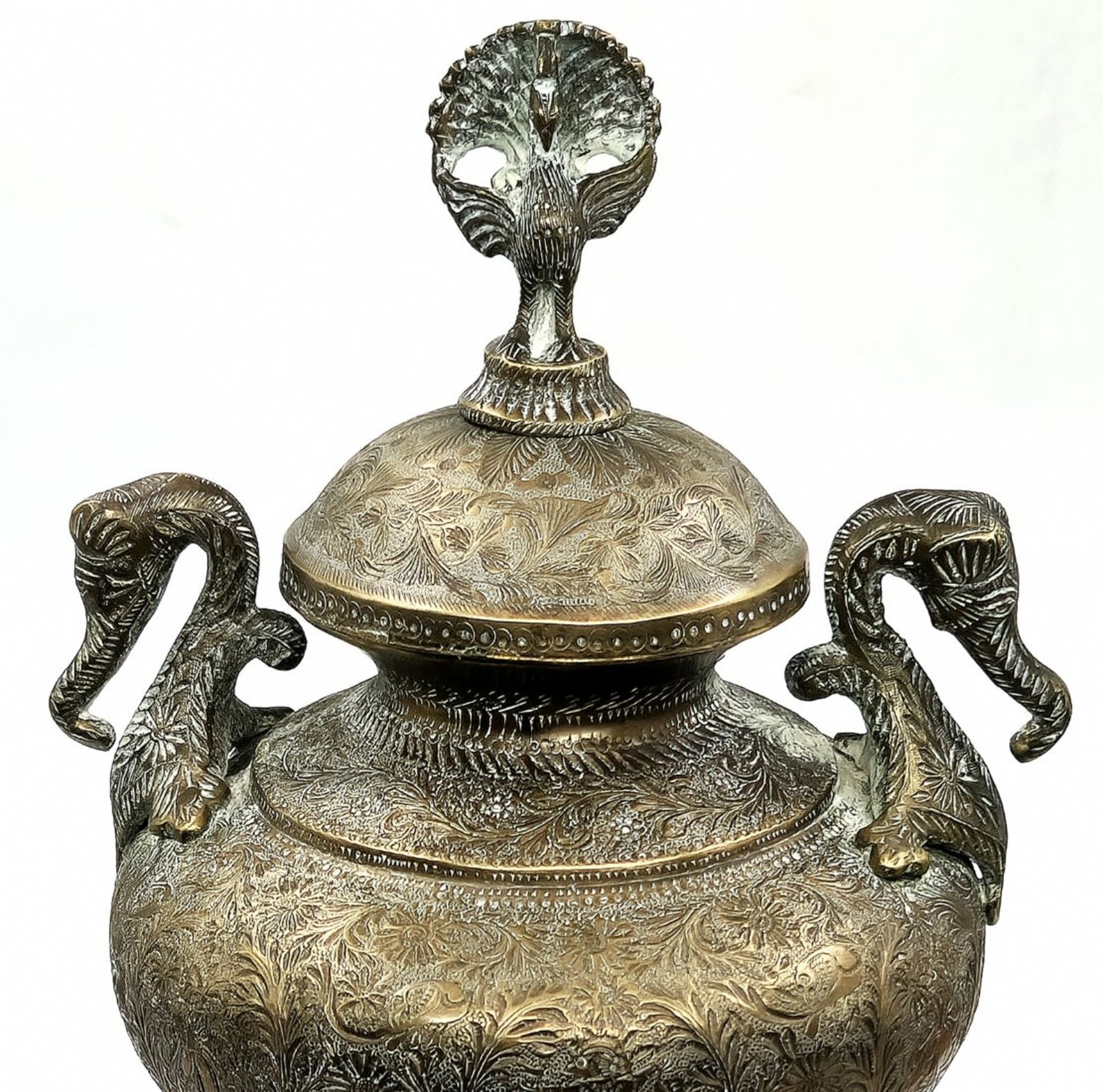 An antique Islamic jug, Mughal Empire period, with matching lid, made of richly decorated brass, - Bild 6 aus 6