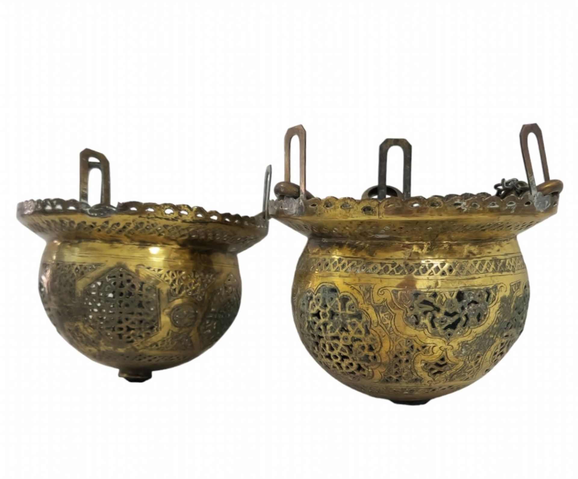 A pair of antique Islamic ceiling lamps, end of the 19th century, made of brass, decorated by hand - Image 2 of 5