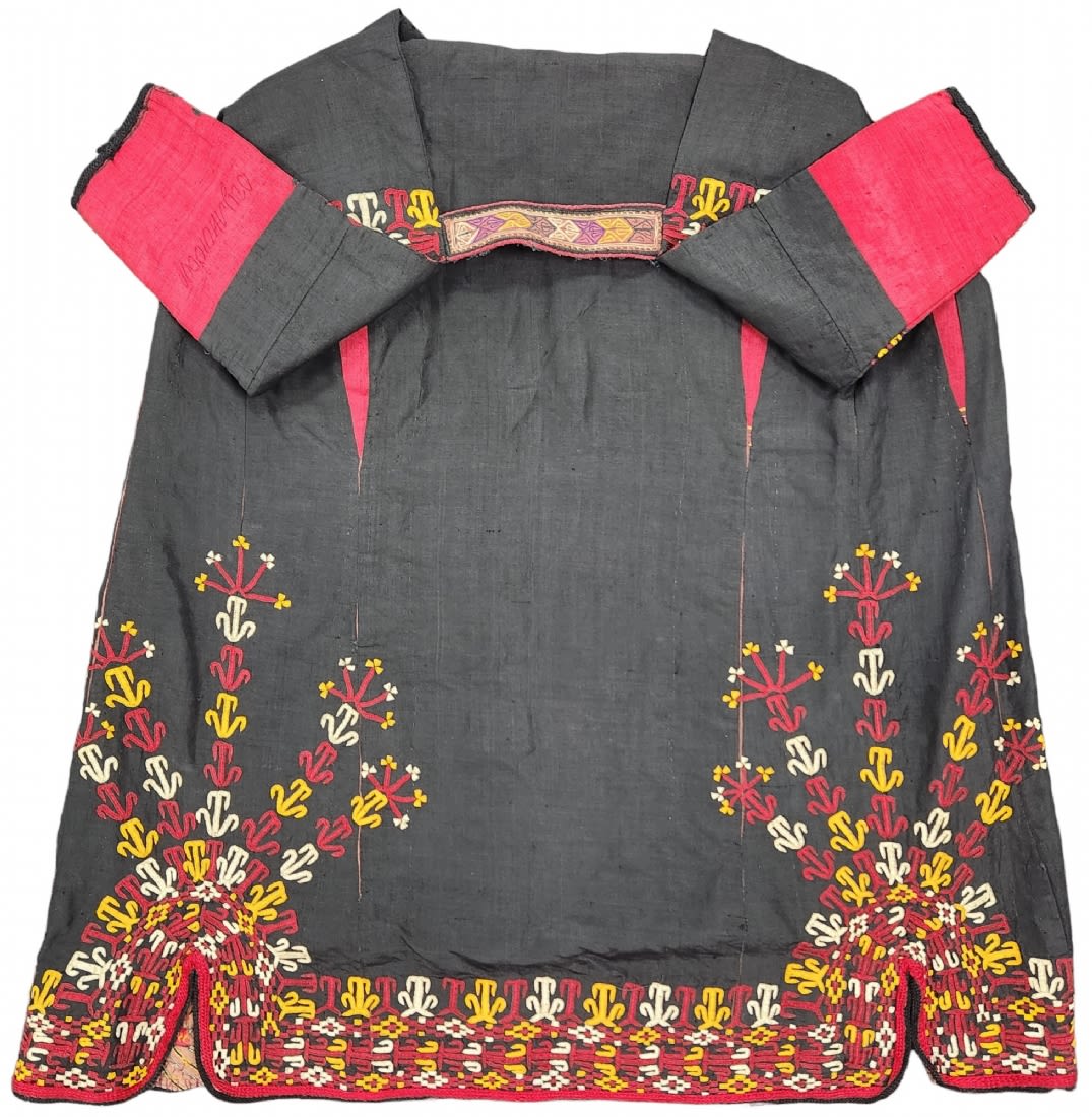 Chirpy coat, made of indigo-dyed fabric and embroidered, Turkmenistan, late 19th century, - Image 4 of 6