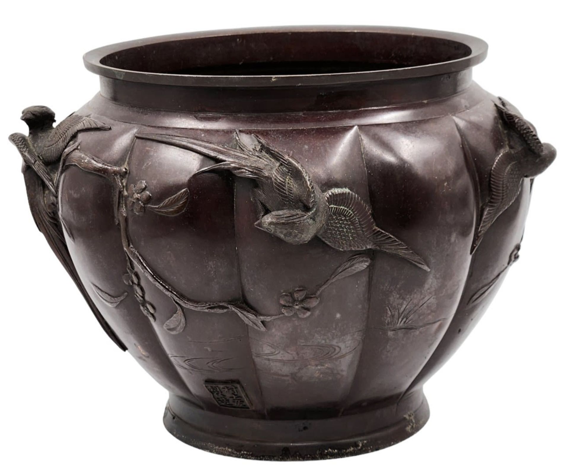 An antique Japanese bronze pot from the 'Meiji Period', decorated with a pattern of birds on - Bild 6 aus 13