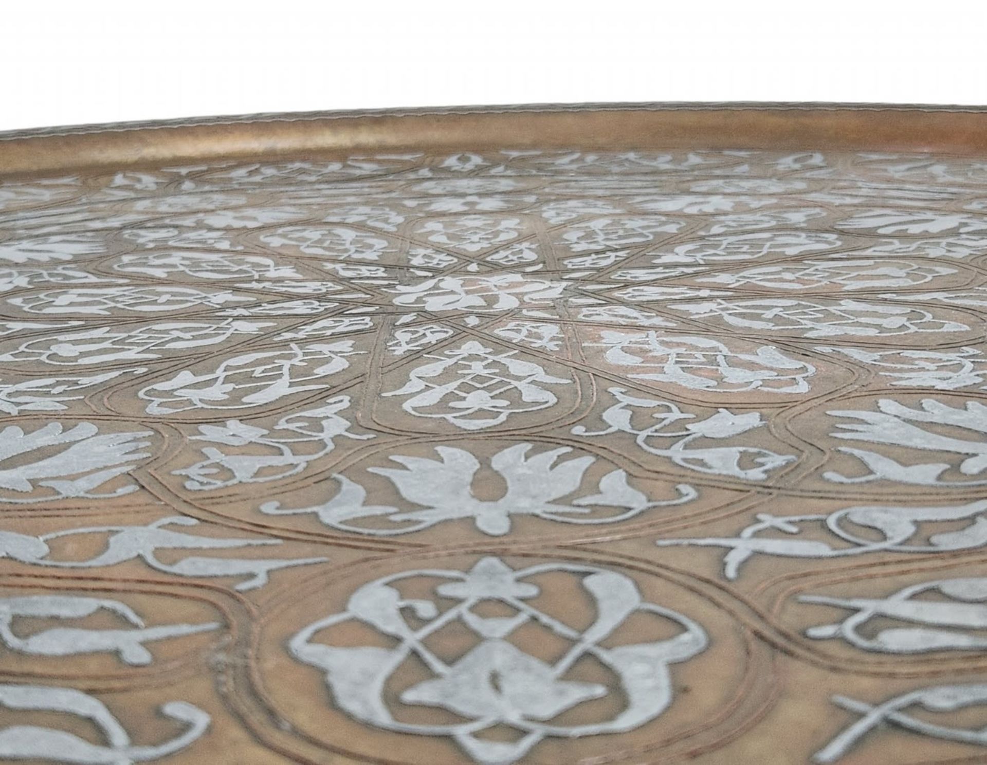 Extra large Islamic tray, made of brass and decorated with 'Damascus work' inlay (copper and - Image 2 of 4