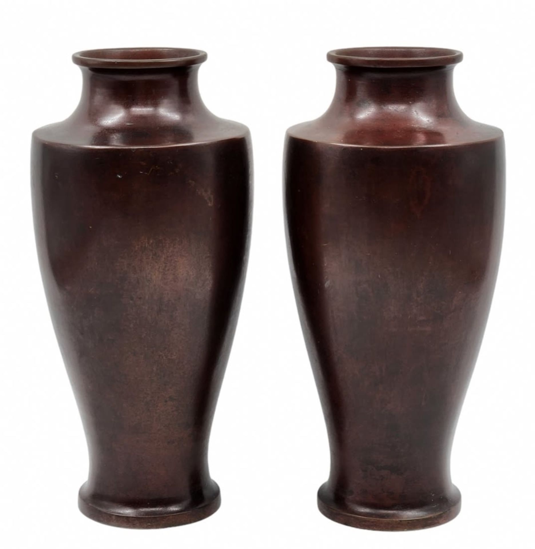 A pair of antique Japanese bronze jugs from the 'Meiji Period', end of the 19th century, unsigned, - Bild 2 aus 3