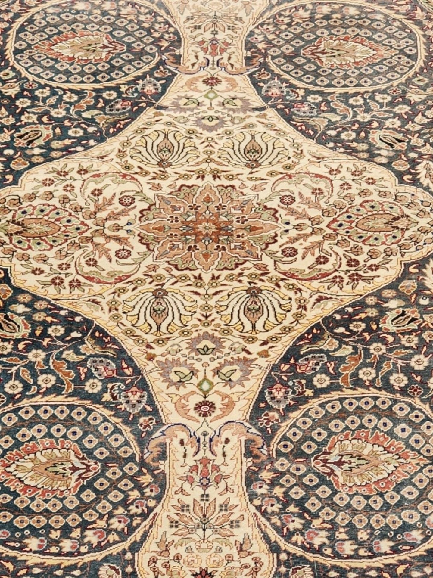 A large, high-quality and particularly beautiful Persian carpet, slightly worn, in the living - Bild 14 aus 15