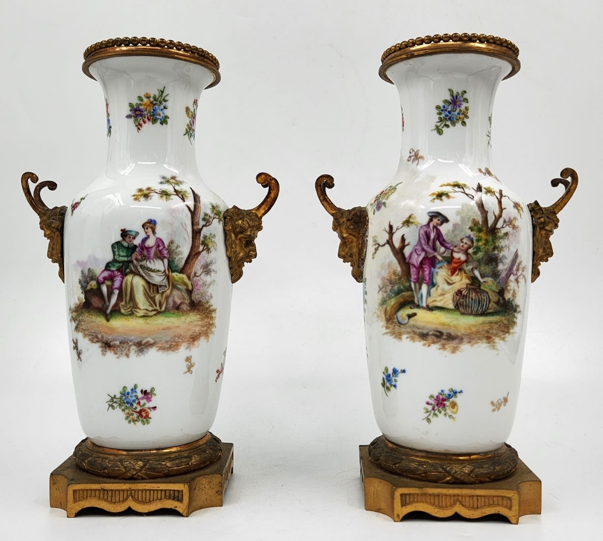 Antique French vase in 'Sevres' style, a beautiful and high-quality antique French vase from the