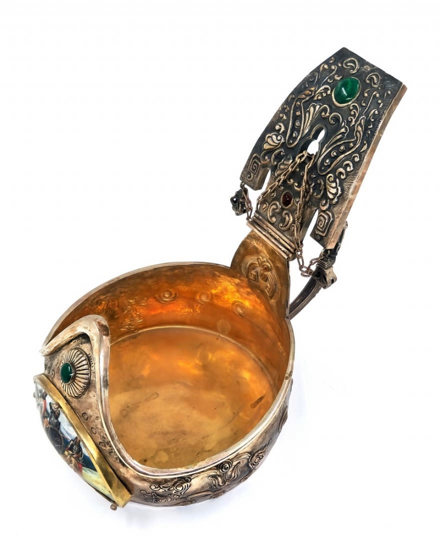 A high-quality and impressive Kovsh, made of silver, decorated with enamel and signed, Total weight: - Image 4 of 8
