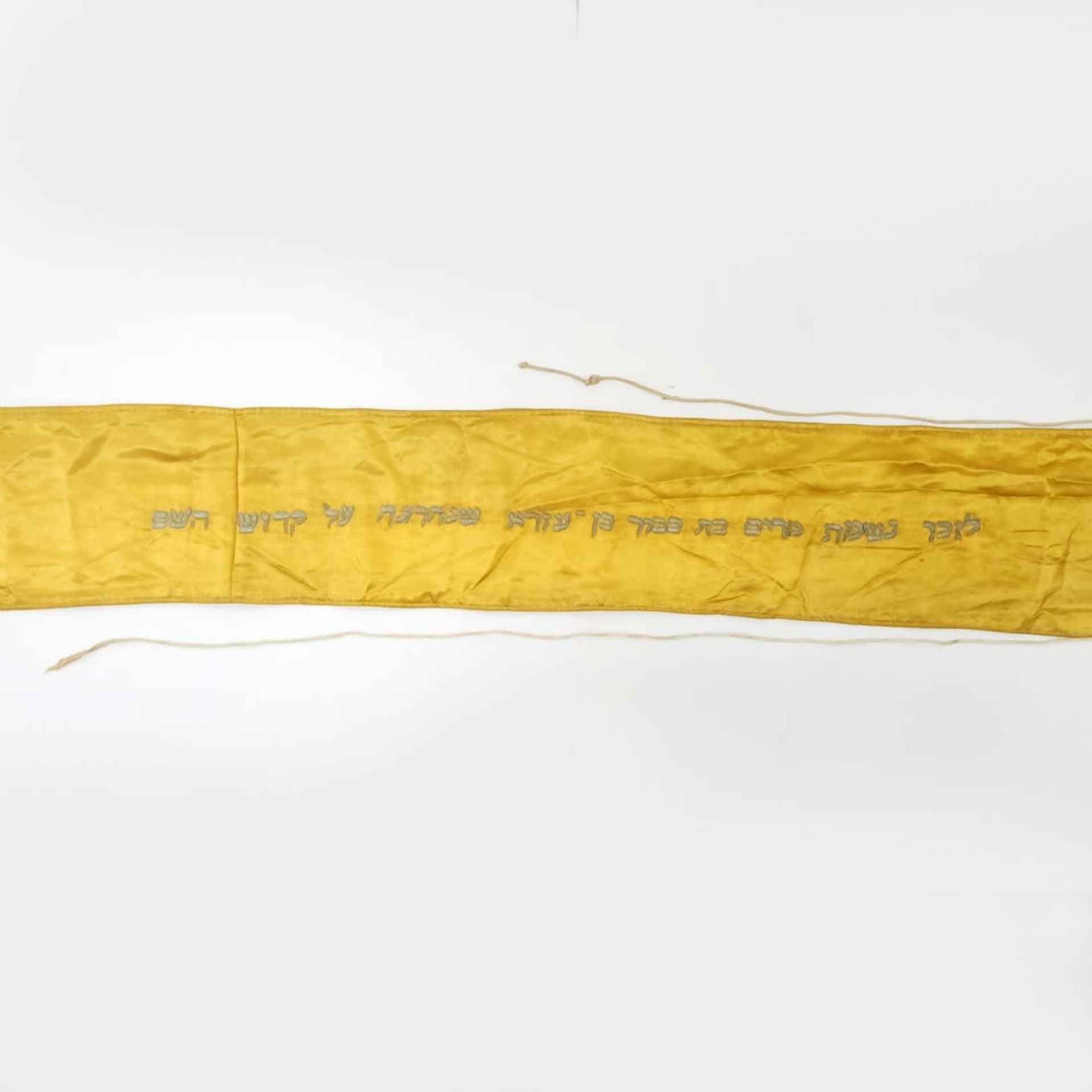 An antique Sefer Torah binder (Wimpel), high-quality and luxurious, made of mustard-style satin - Bild 2 aus 5