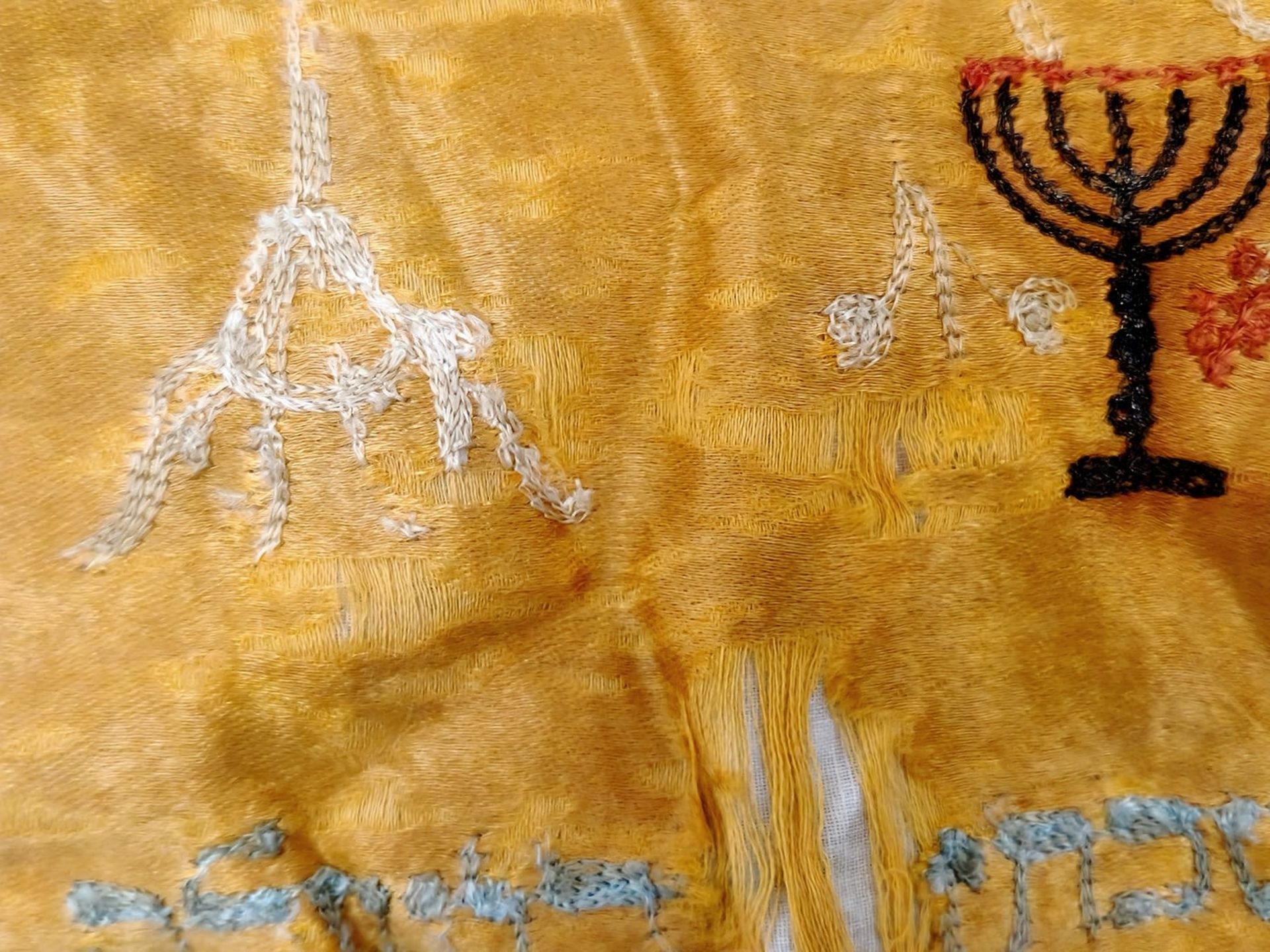 A Torah scroll coat, decorated with cotton threads on yellow silk, with illustrations of menorahs - Bild 4 aus 6