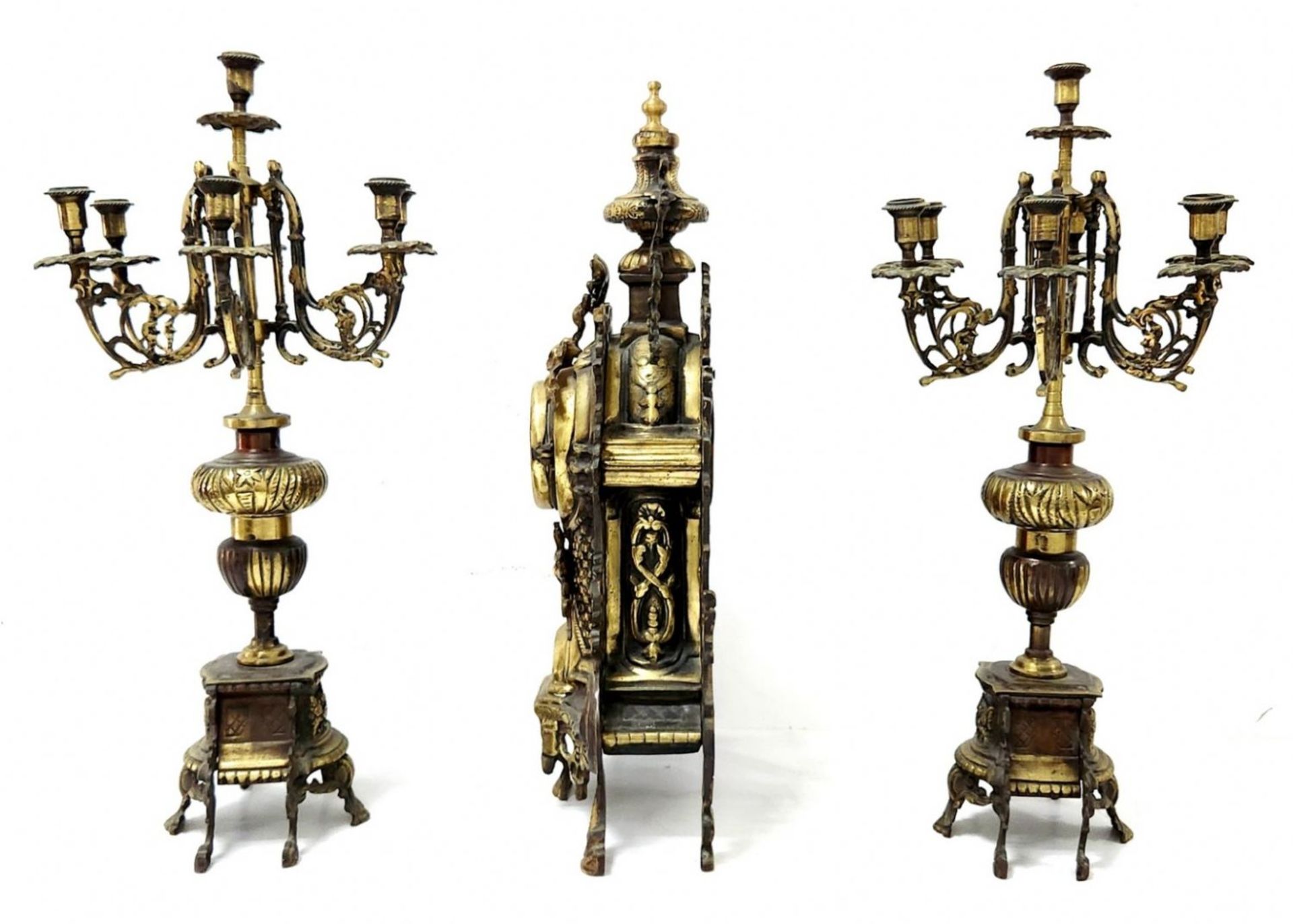 Antique Garniture, made of brass and includes a mantle clock and two candelabras, working - Bild 4 aus 13