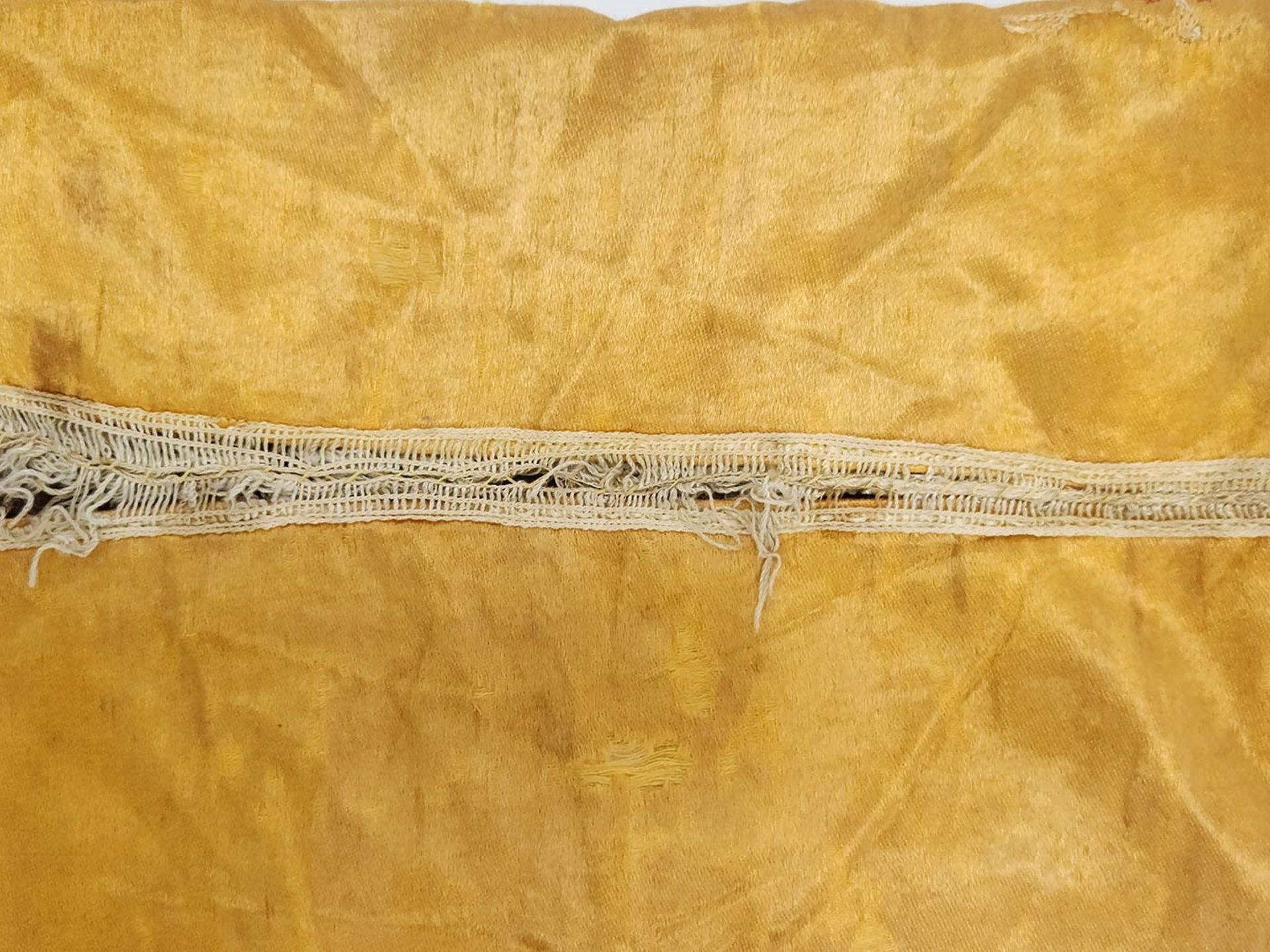 A Torah scroll coat, decorated with cotton threads on yellow silk, with illustrations of menorahs - Bild 5 aus 6