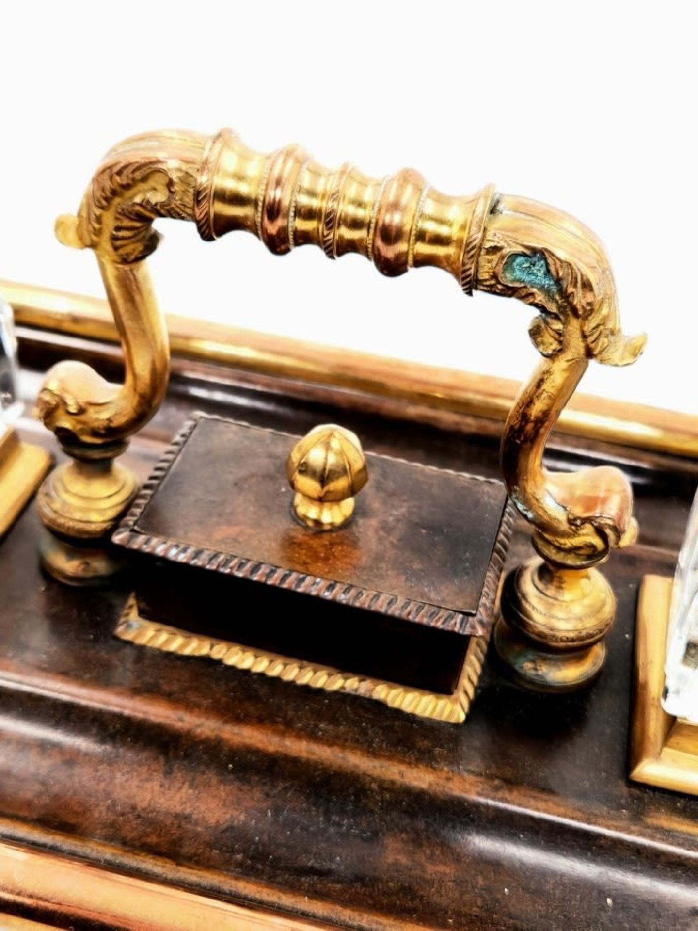 An antique double tabletop inkwell, brass and spelter, the ink wells themselves are made of glass, - Bild 7 aus 7