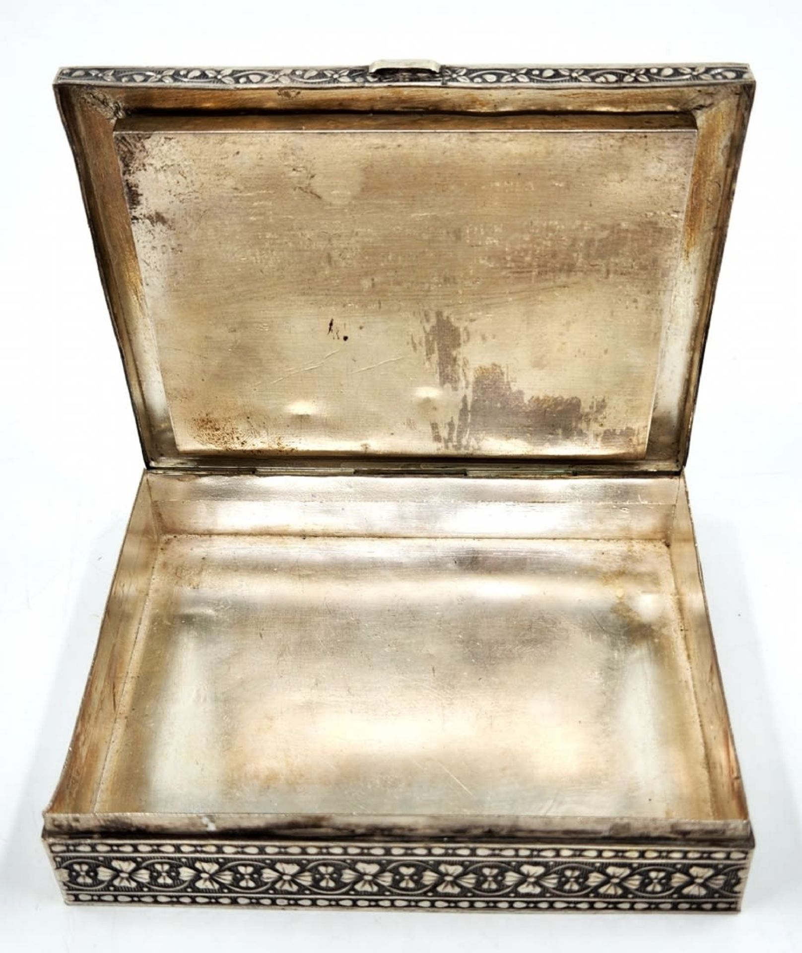 An Indian silver box decorated with a high-quality miniature painting, not signed, the purity of the - Bild 3 aus 4