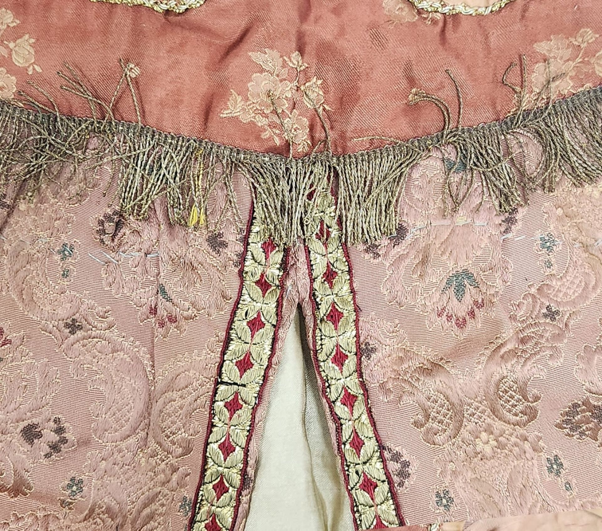 A coat for a Torah scroll, embroidered with gold and cotton threads, on cloth and pink satin, has - Bild 3 aus 7
