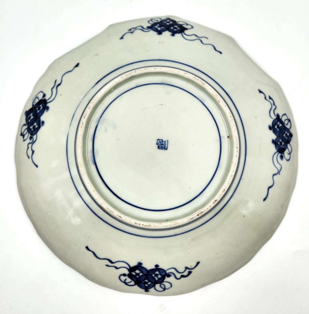 An antique Chinese plate from the 19th century, designed in the shape of a seashell and decorated - Image 3 of 5