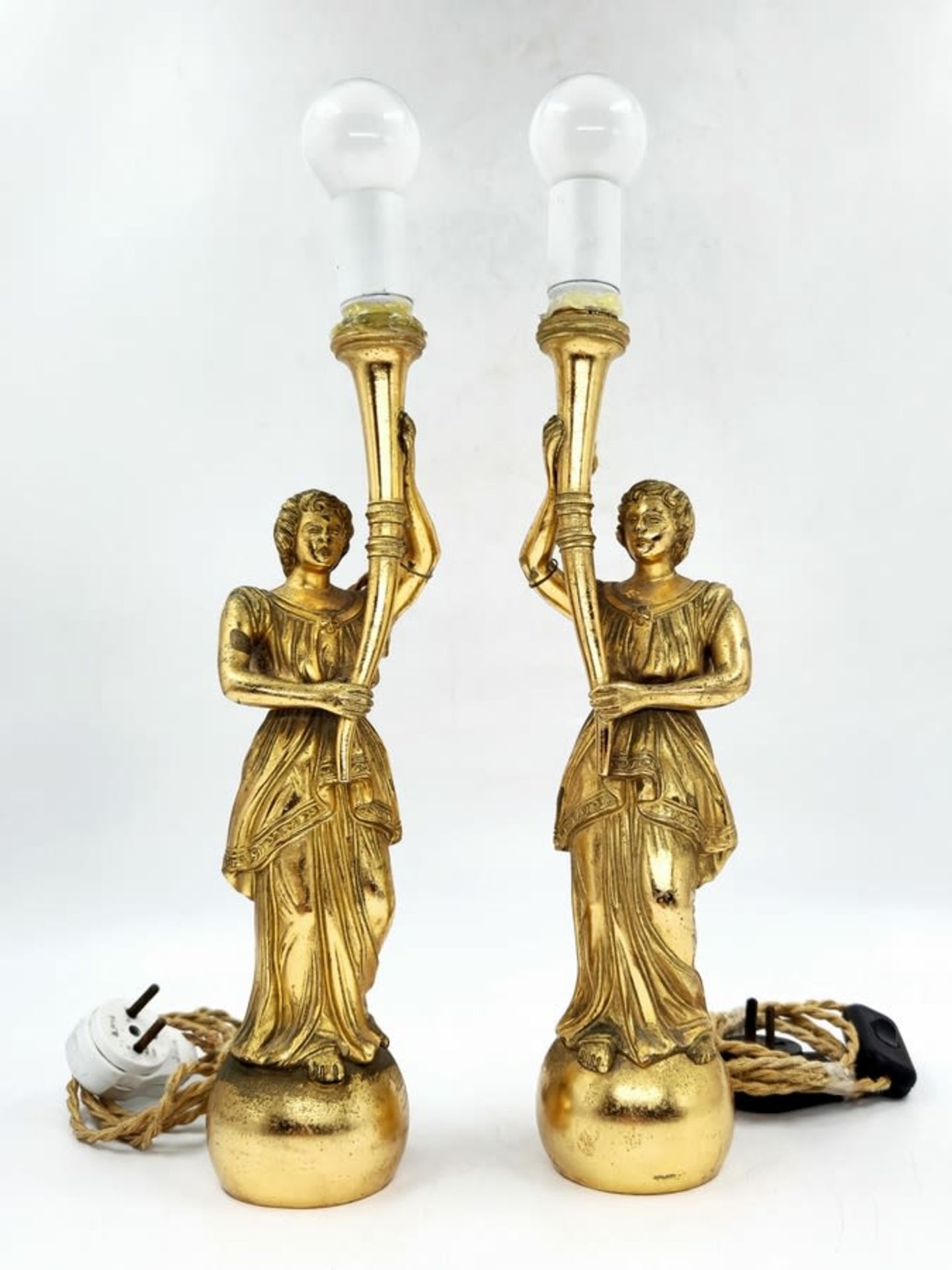 A pair of table lamps made of spelter, old wiring (recommended to be replaced), Condition - Image 2 of 7
