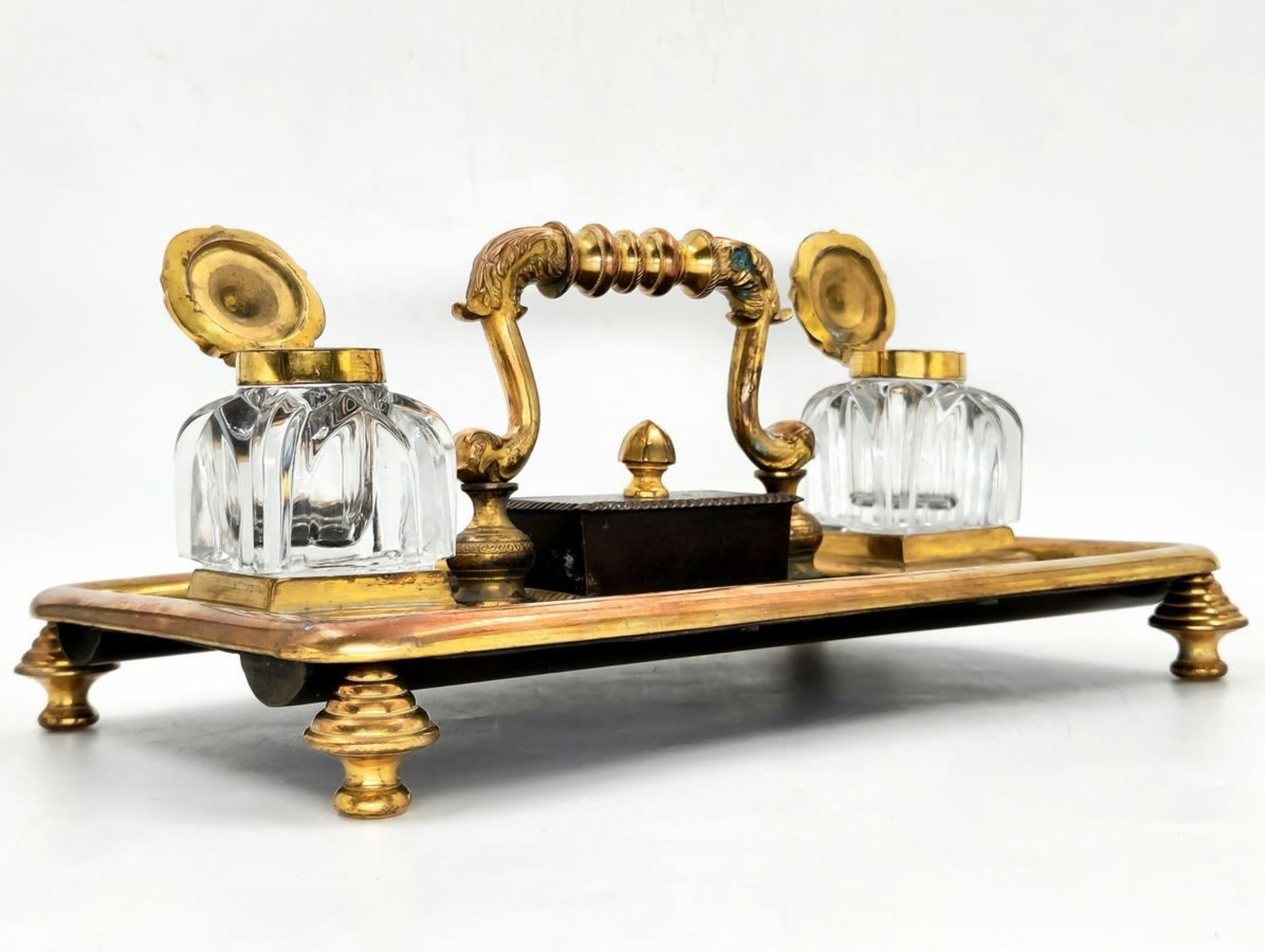 An antique double tabletop inkwell, brass and spelter, the ink wells themselves are made of glass, - Bild 6 aus 7