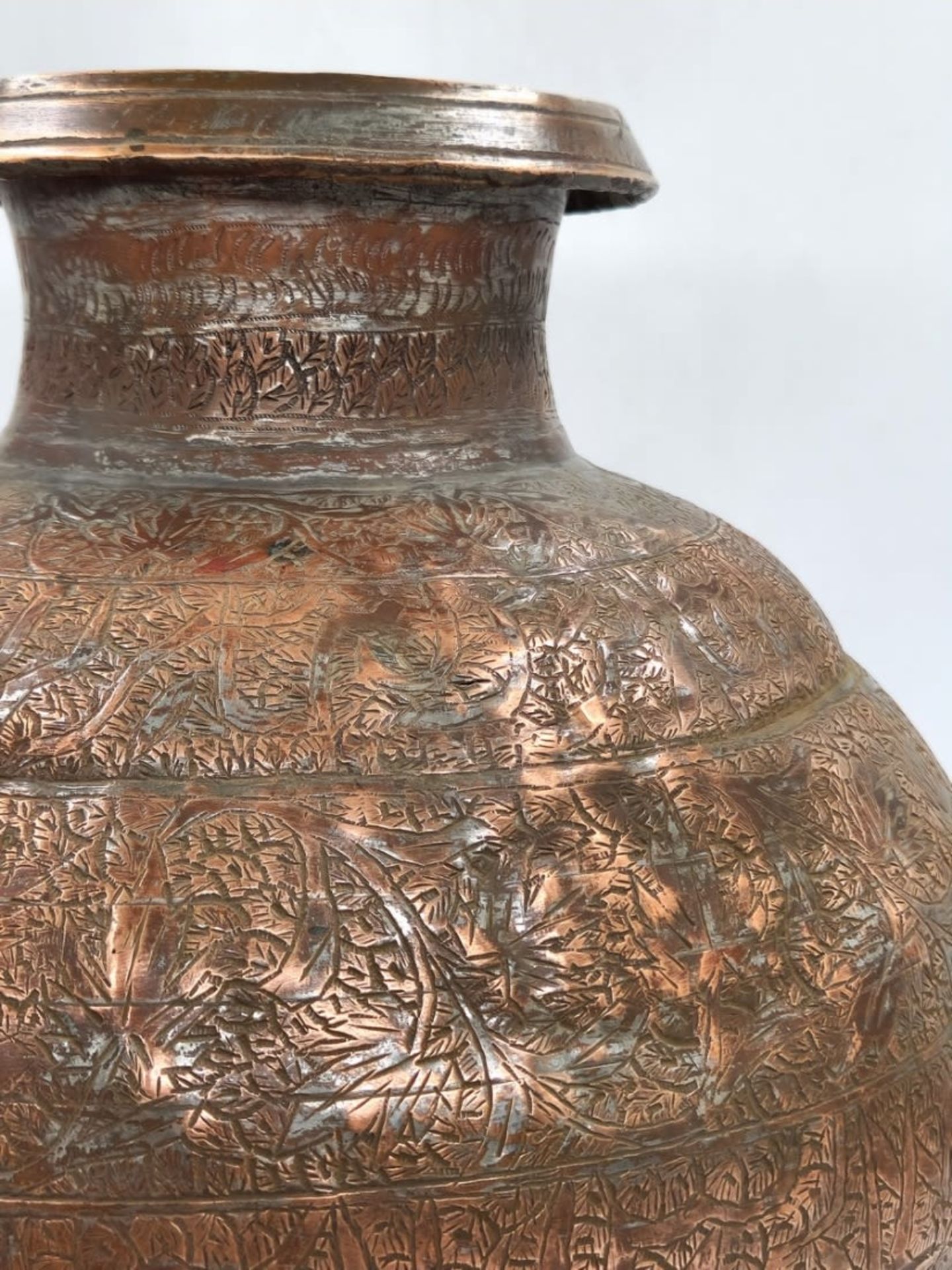 A large and beautiful antique Asian water jug from the 19th century, made in the Dhamrai region, - Image 7 of 8