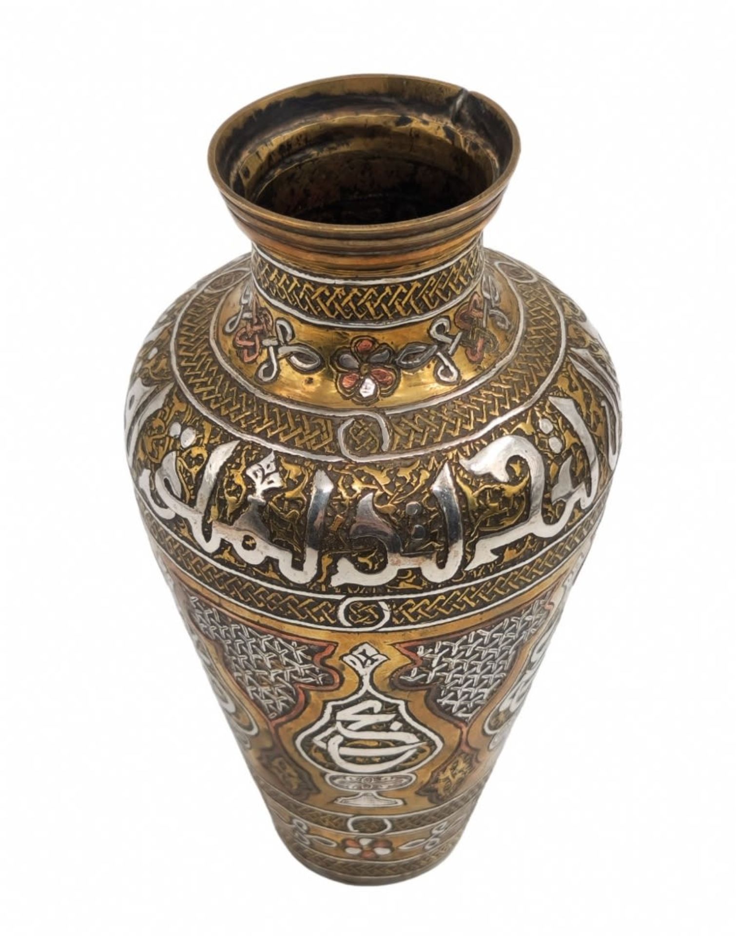 An antique Islamic jug, decorated with a 'Damascus work' inlay, silver and copper inlay in a - Bild 3 aus 3