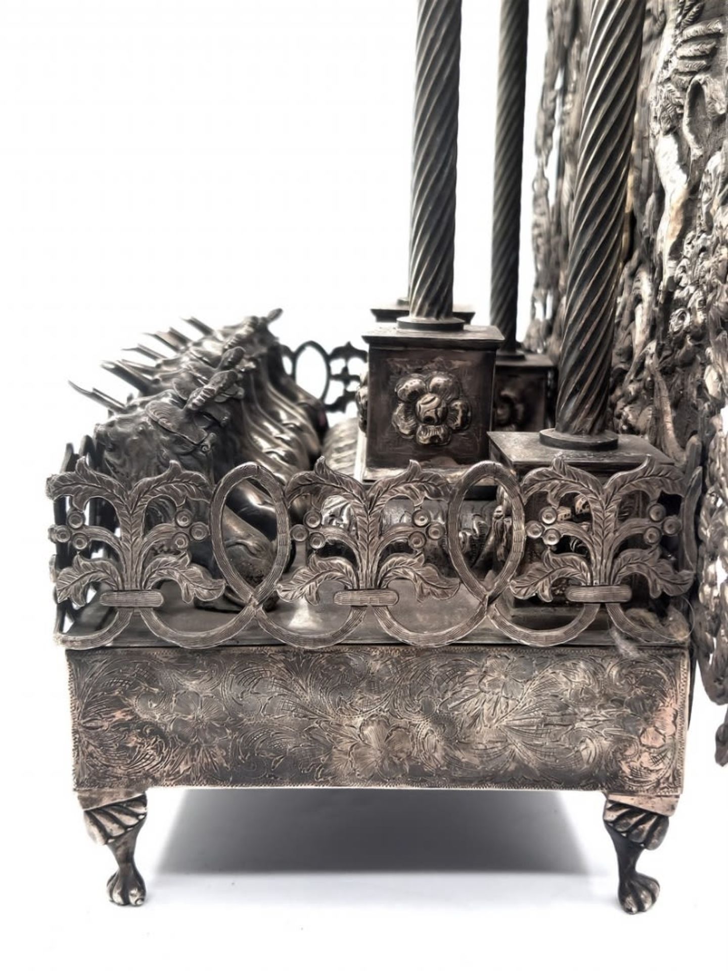 Luxurious and large Hanukkah menorah, very impressive and made from silver in repousse technique., - Bild 9 aus 13
