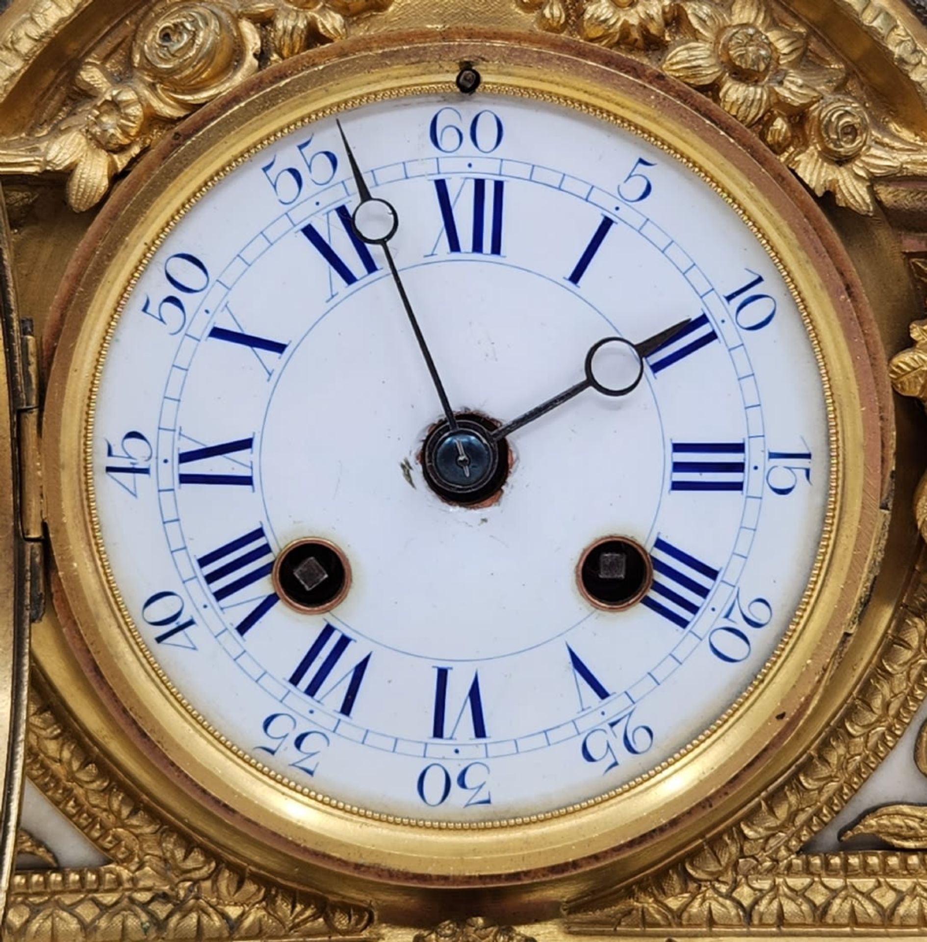 Antique French mantle clock, from the 19th century, made of bronze and white marble, the head is - Image 6 of 19